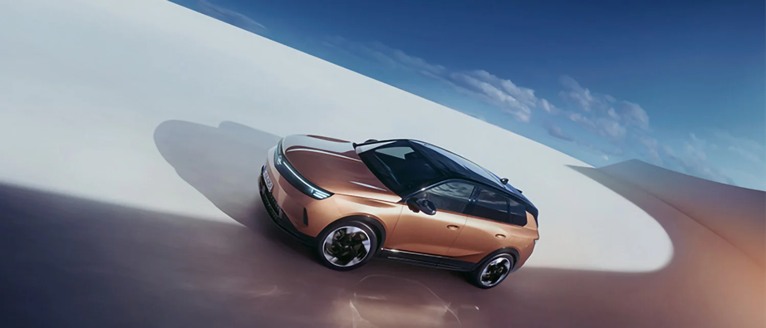 Opel Frontera in Kupfer metallic seitlich aufgenommen mit blauem Himmel im Hintergrund