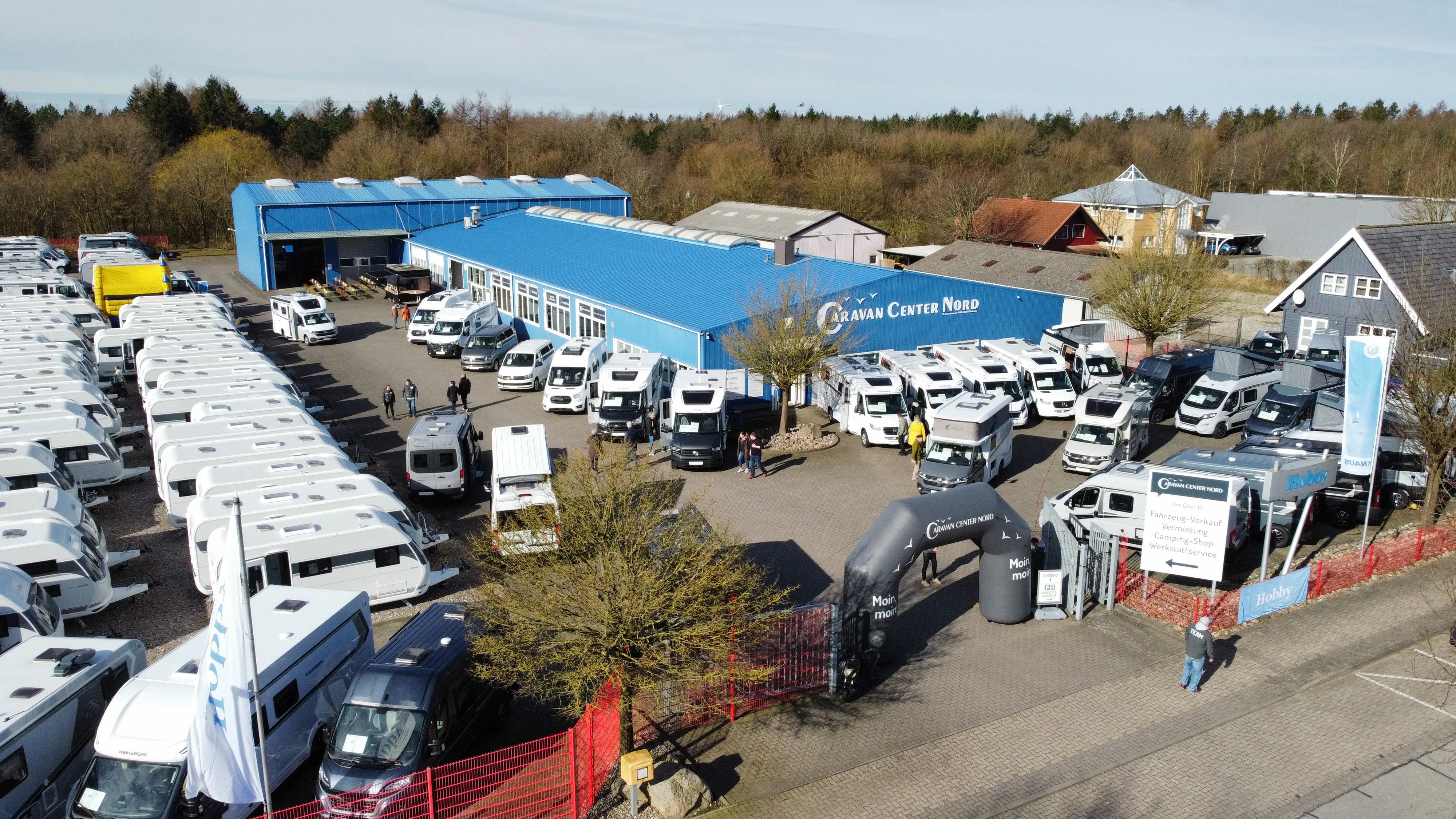 Reisemobile und Wohnwagen vor dem Caravan Center Nord
