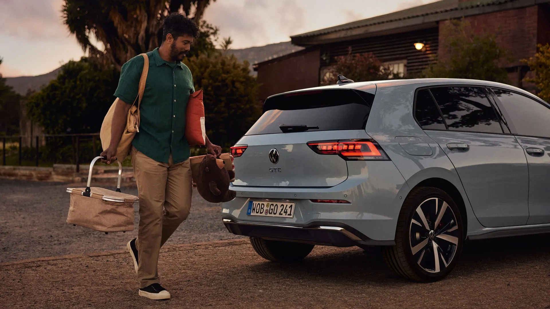 GL6240_GTE_rear_man-leaving-car-with-shopping-bags_16-9.jpeg