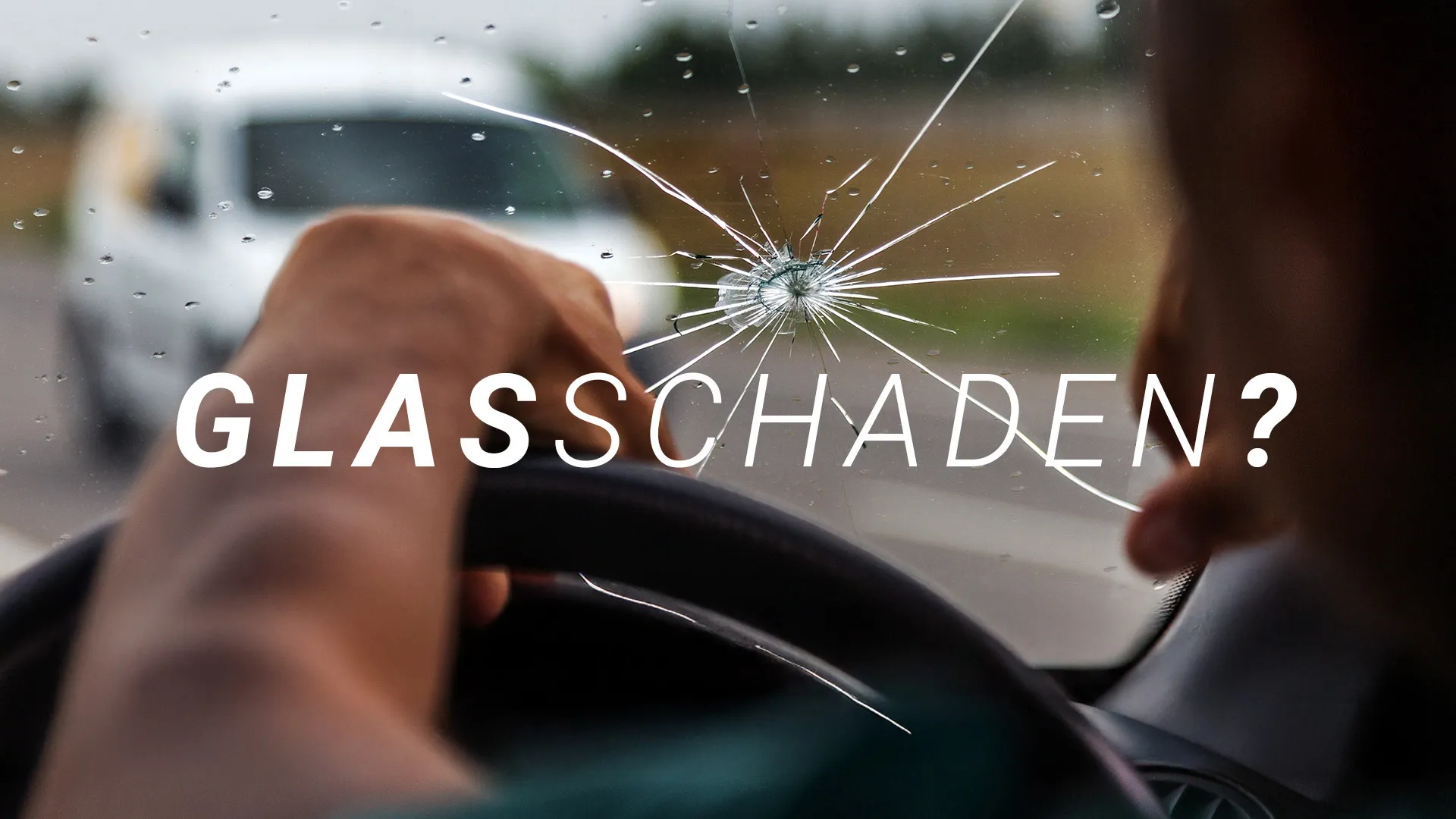 Fahrzeug von innen aus Fahrersicht fotografiert mit einem Steinschlag auf der Frontscheibe. Dieser muss repariert werden.