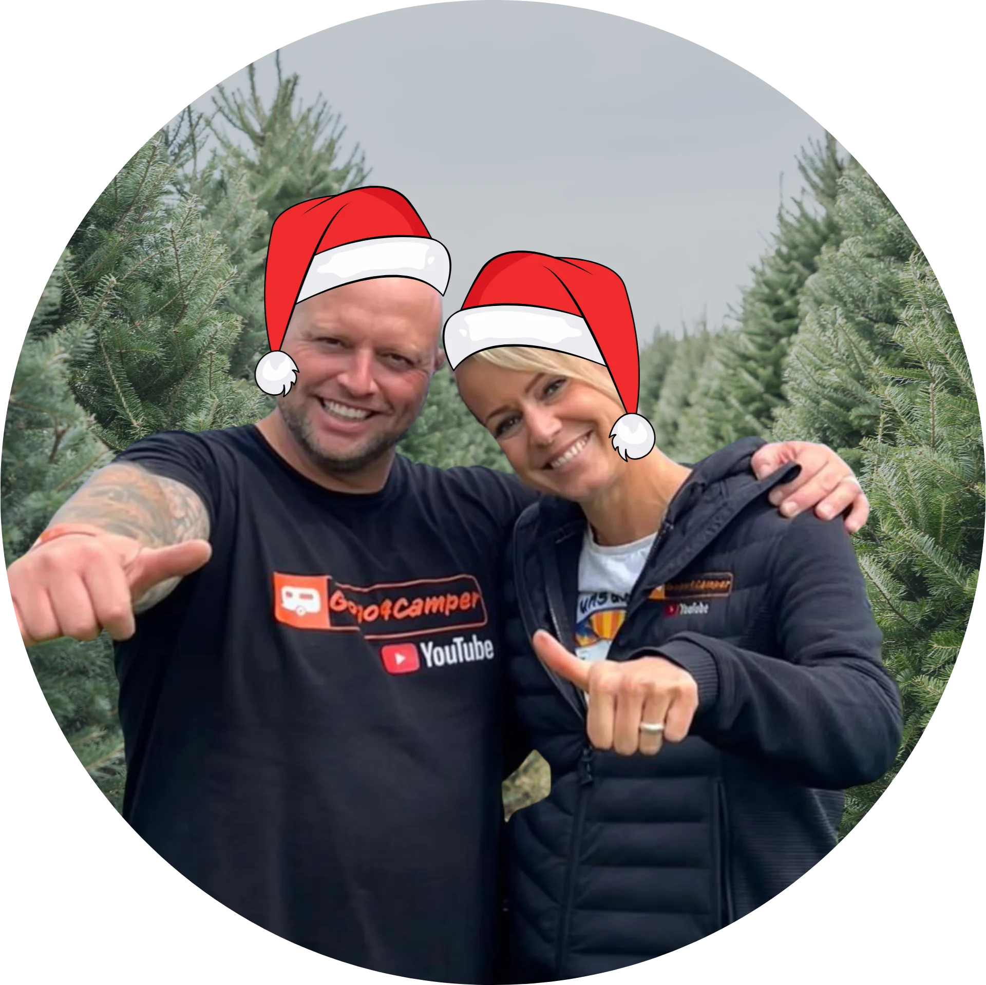 Caravaning-YouTuber Gogo4Camper und seine Frau Stephie machen eine Daumen-hoch-Geste zwischen Tannenbaeumen