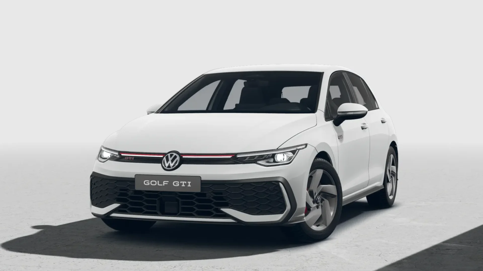 Weißer Golf GTI in der seitlichen Frontansicht