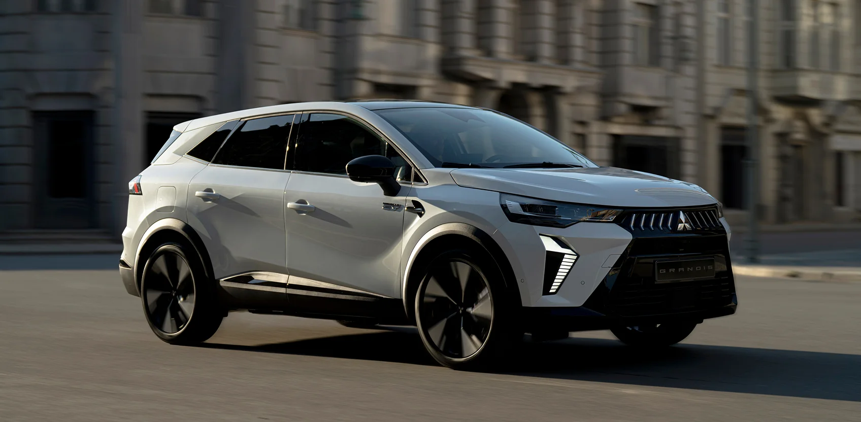 Mitsubishi Grandes in Weiß metallic von vorne rechts fotografiert