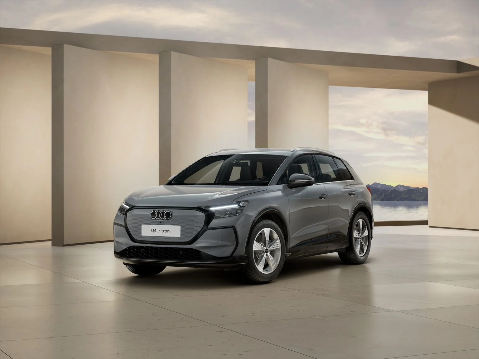 Grauer Audi Q4 e-tron in seitlicher Frontansicht.jfif