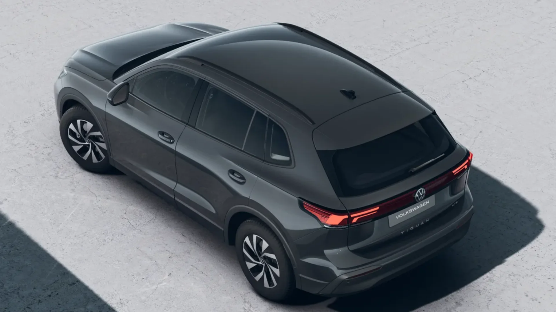 Grauer Tiguan in der Heckansicht.png