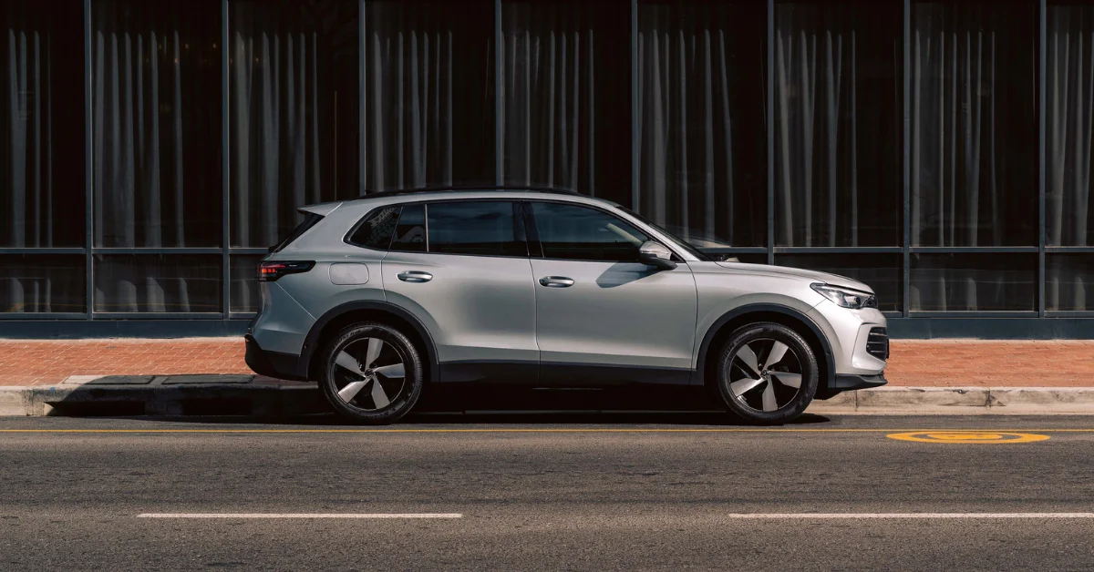 Grauer Tiguan in Seitenansicht parkt an der Straßenseite