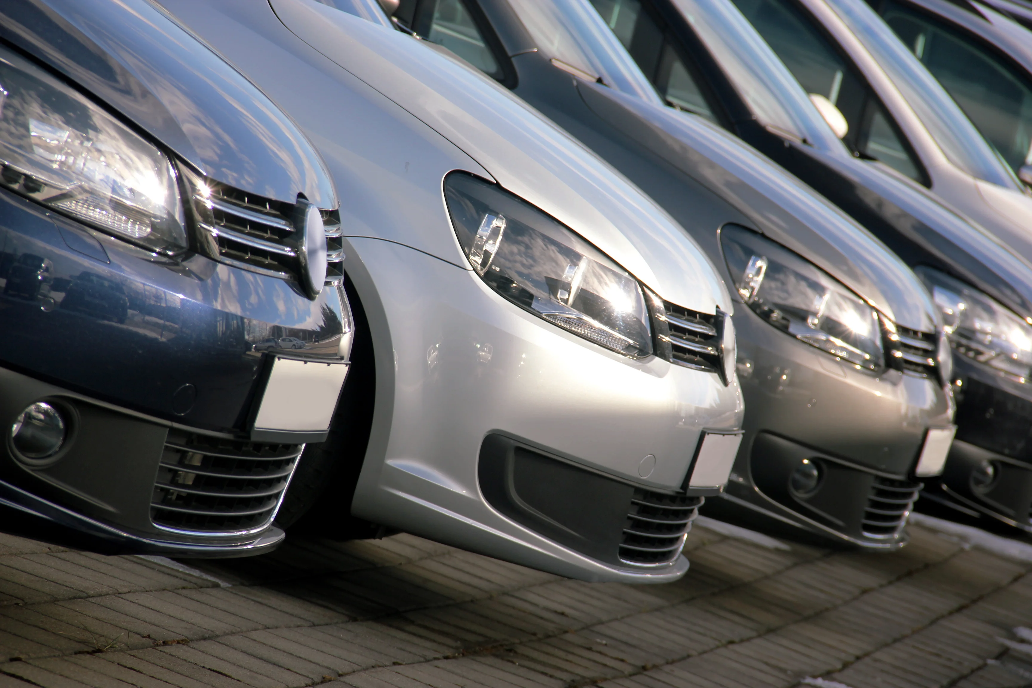 Gebrauchtwagen in einer Reihe. Detail Aufnahmen, Kühlergrill und Scheinwerfer