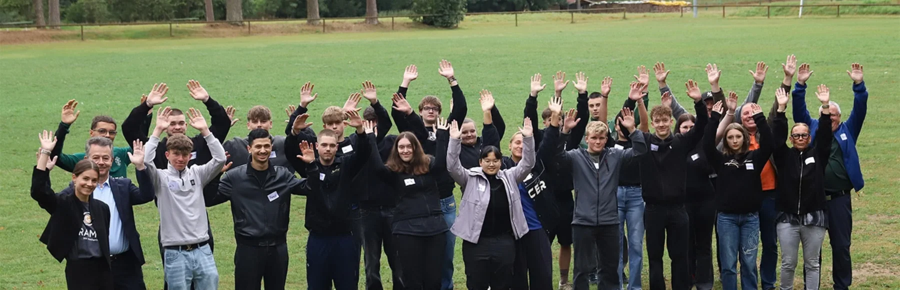 Grampp Azubis und Ausbilder auf Sportplatz 