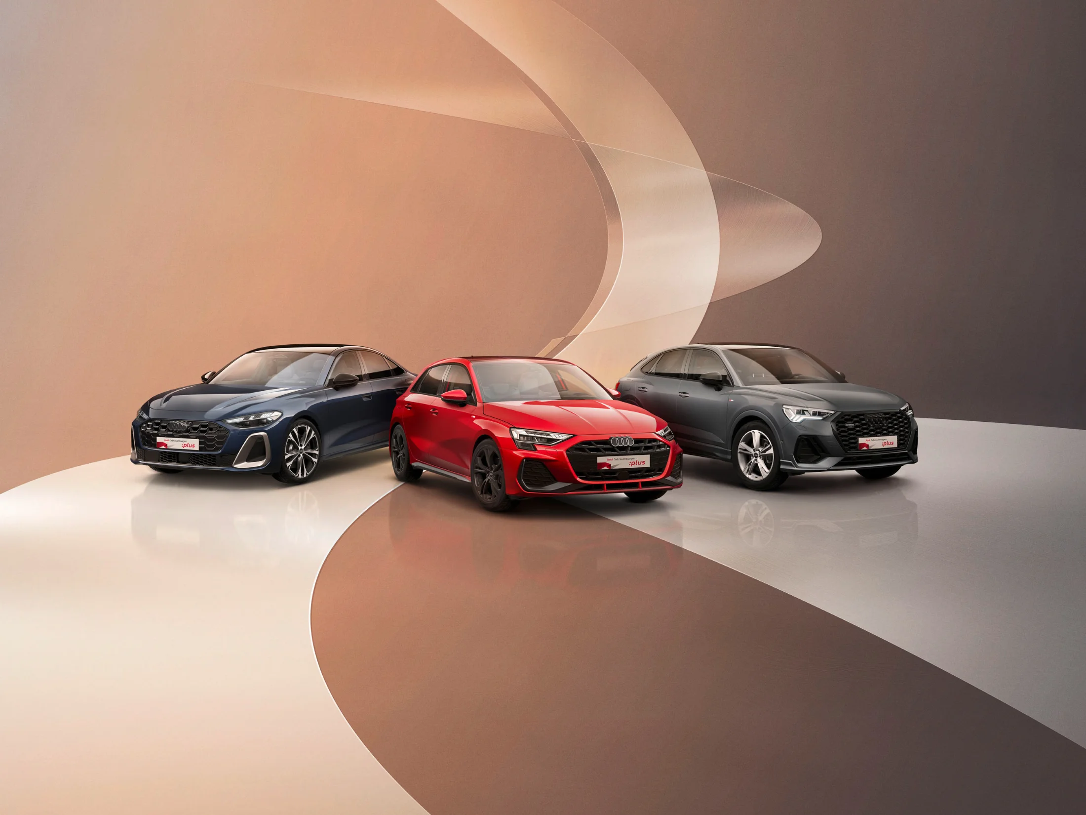 Drei Audis in einem abstrakten, braunen Showroom