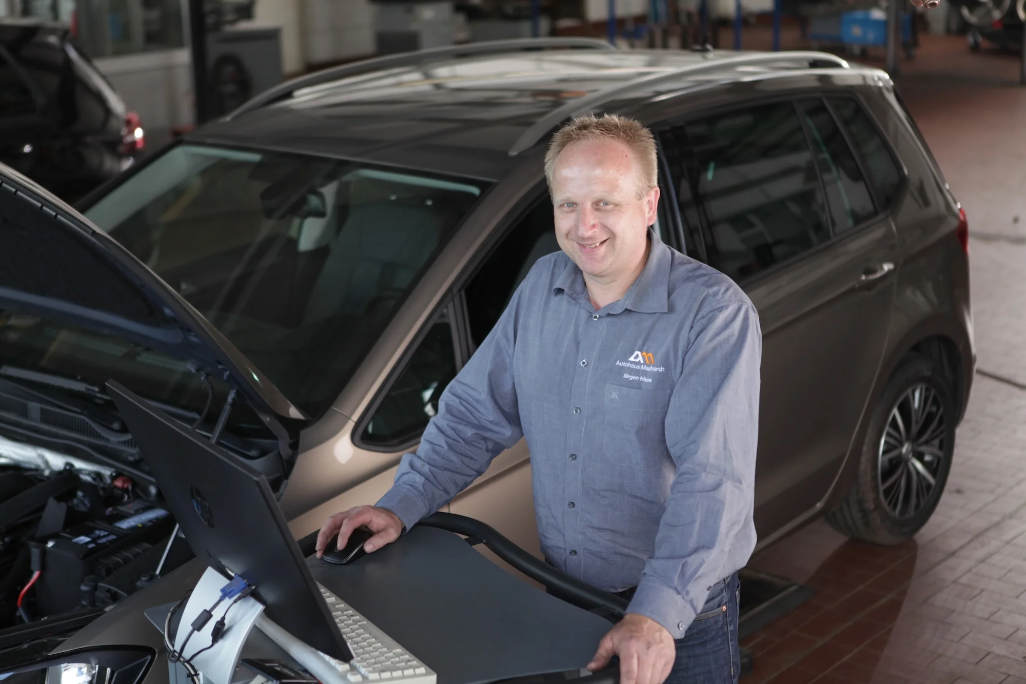 Mitarbeiter im Autohaus Maulhardt beim durchführen einer Abgas suchen