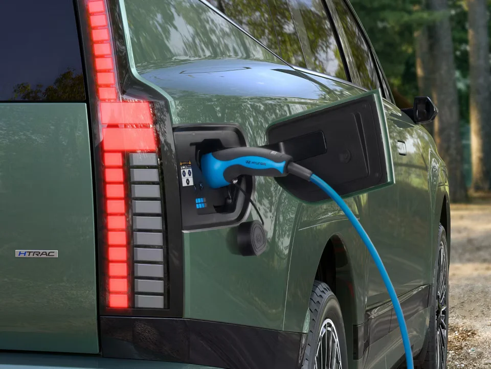 Hyundai_IONIQ-9_Exterior-Rear_Charging-Cable_Closeup_Emotional-4x3.jpg