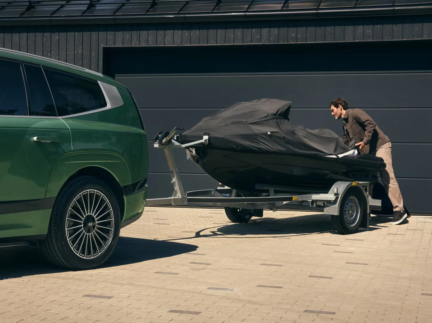 Hyundai_+IONIQ-9_Exterior_Towing-Hitch_10_Product_Detail_IONIQ_9_TOWING_CAPA-4x3.jpg