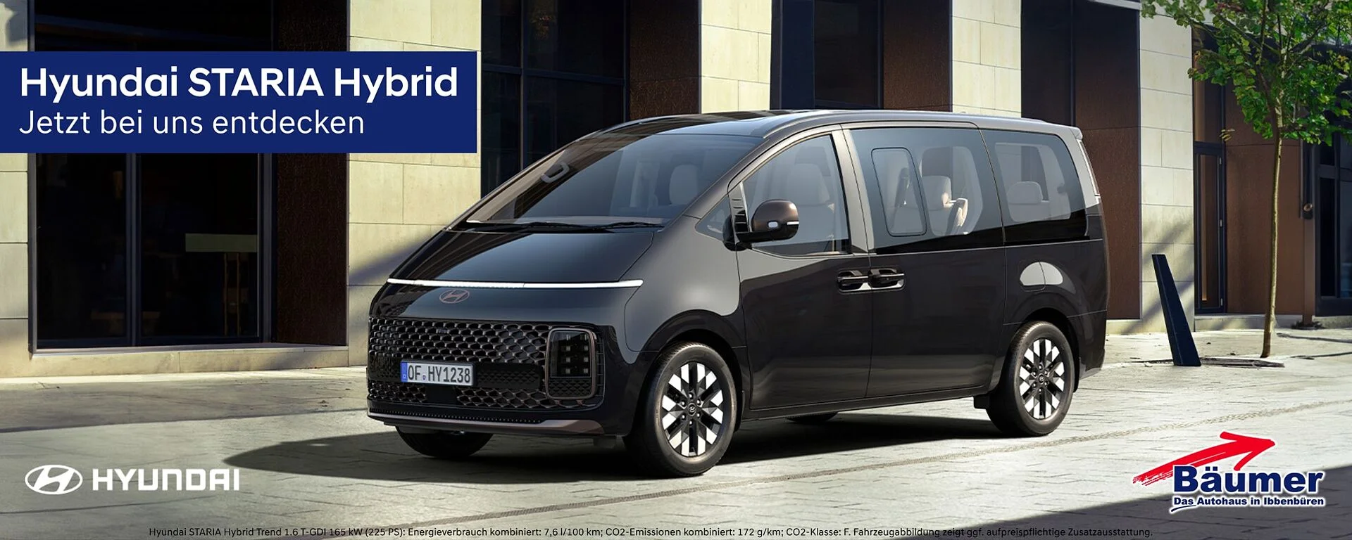 Hyundai Staria, Seitenansicht Fahrzeug ist schwarz lackiert und steht vor einem Haus