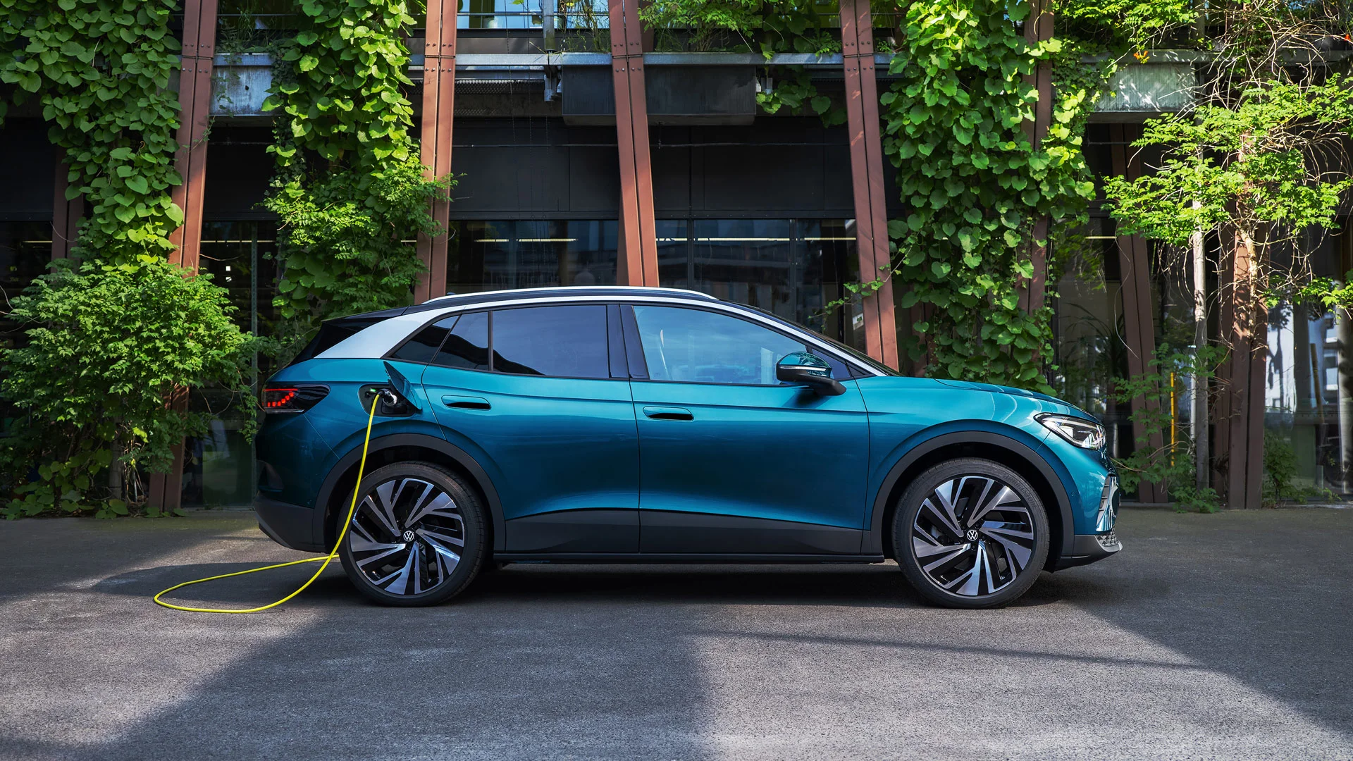IC0952_side-view-of-vw-id-4-with-plugged-in-charging-cable.png