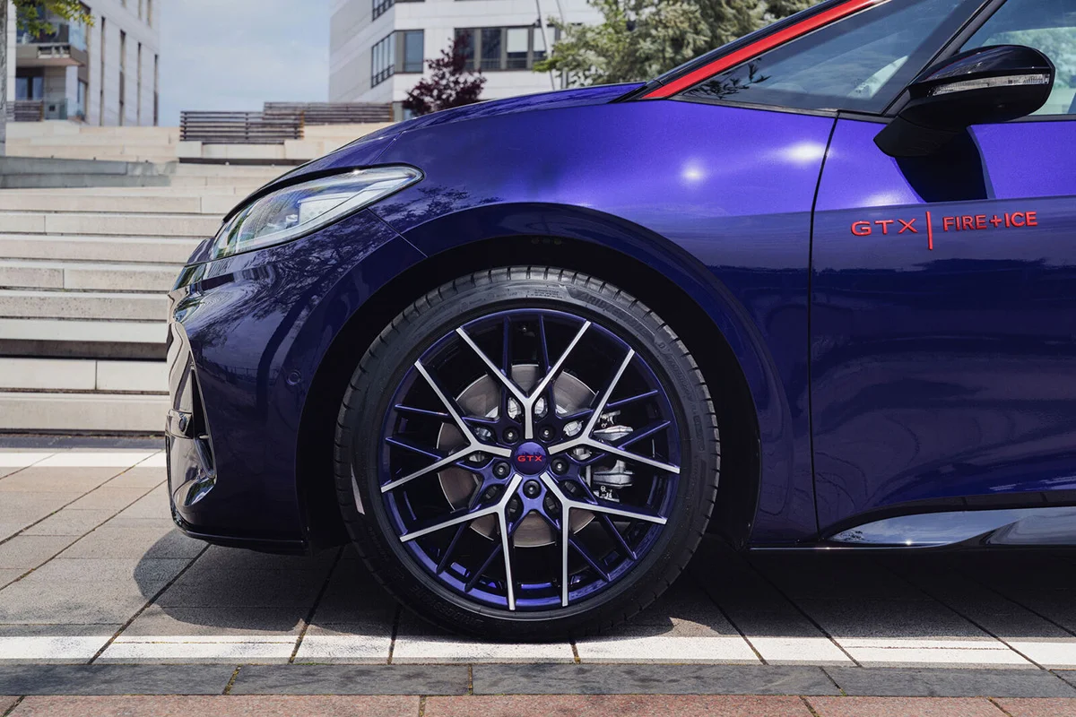 id3 sondermodell Fire and Ice, Detailansicht, Rad und Scheinwerferform