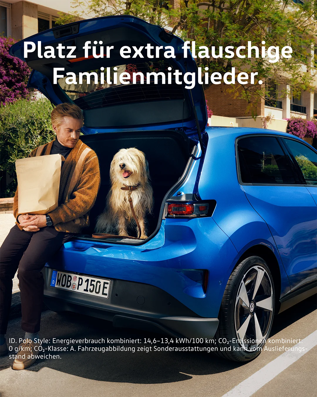 ID Polo: Hund im Kofferraum mit Aufschrift: Platz für extra flauschige Familienmitglieder
