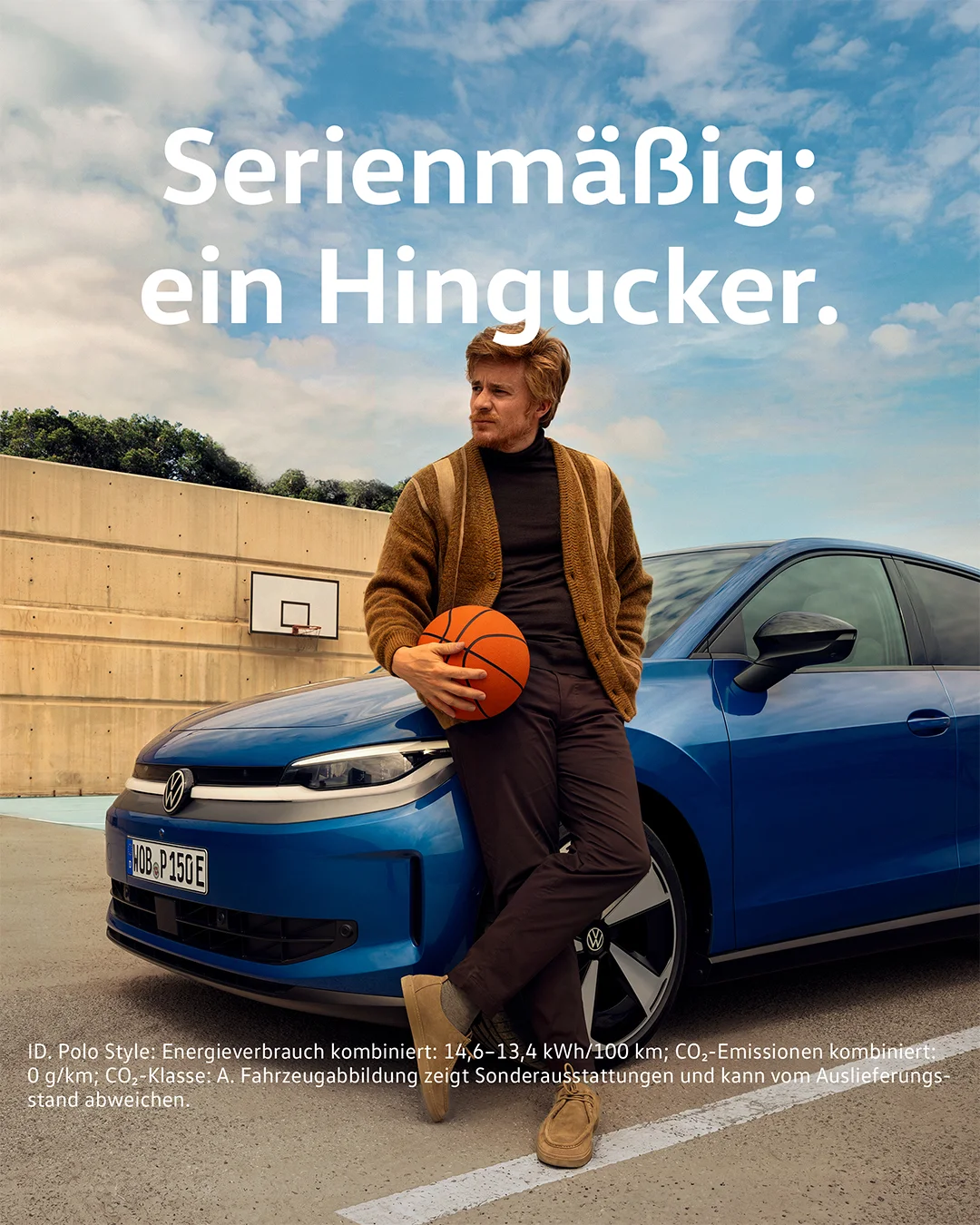 ID. Polo: Mann lehnt neben Auto. "Serienmäßig: ein Hingucker"