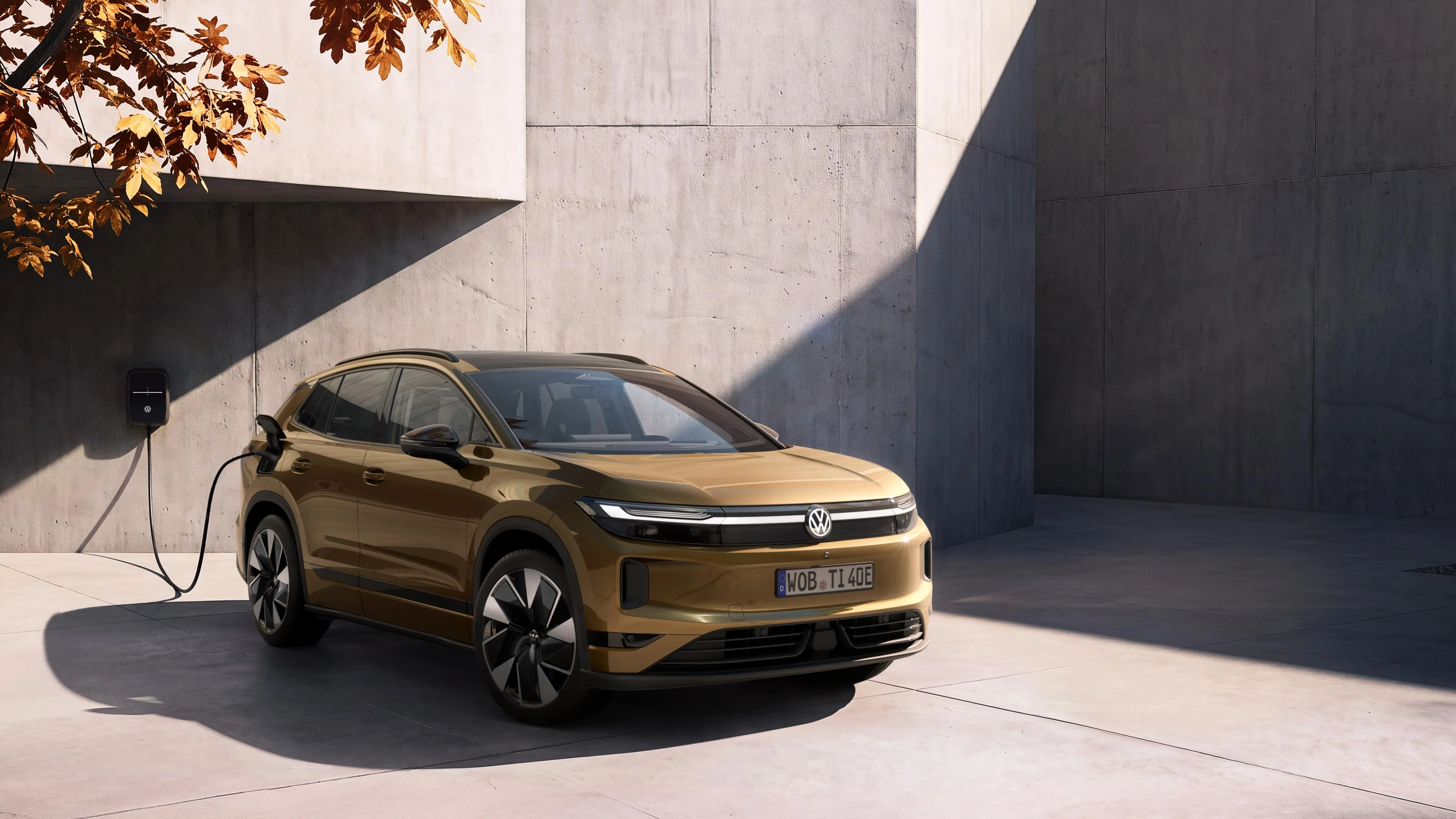 Goldener ID Tiguan am Laden