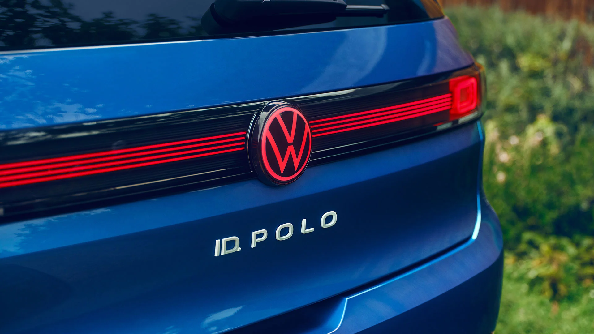 IDP0057_id-polo_rear-detail.png