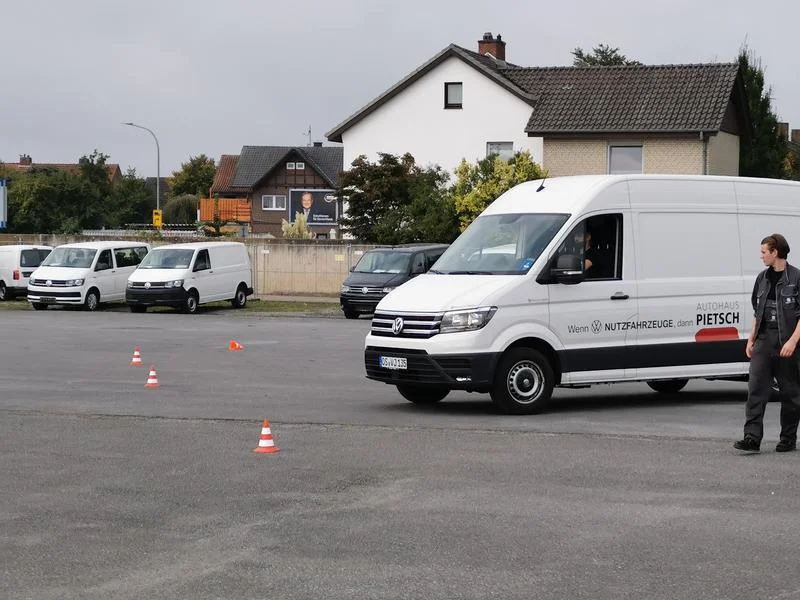 Mitarbeiter des Autohaus Pietsch beim Verkehrssicherheit