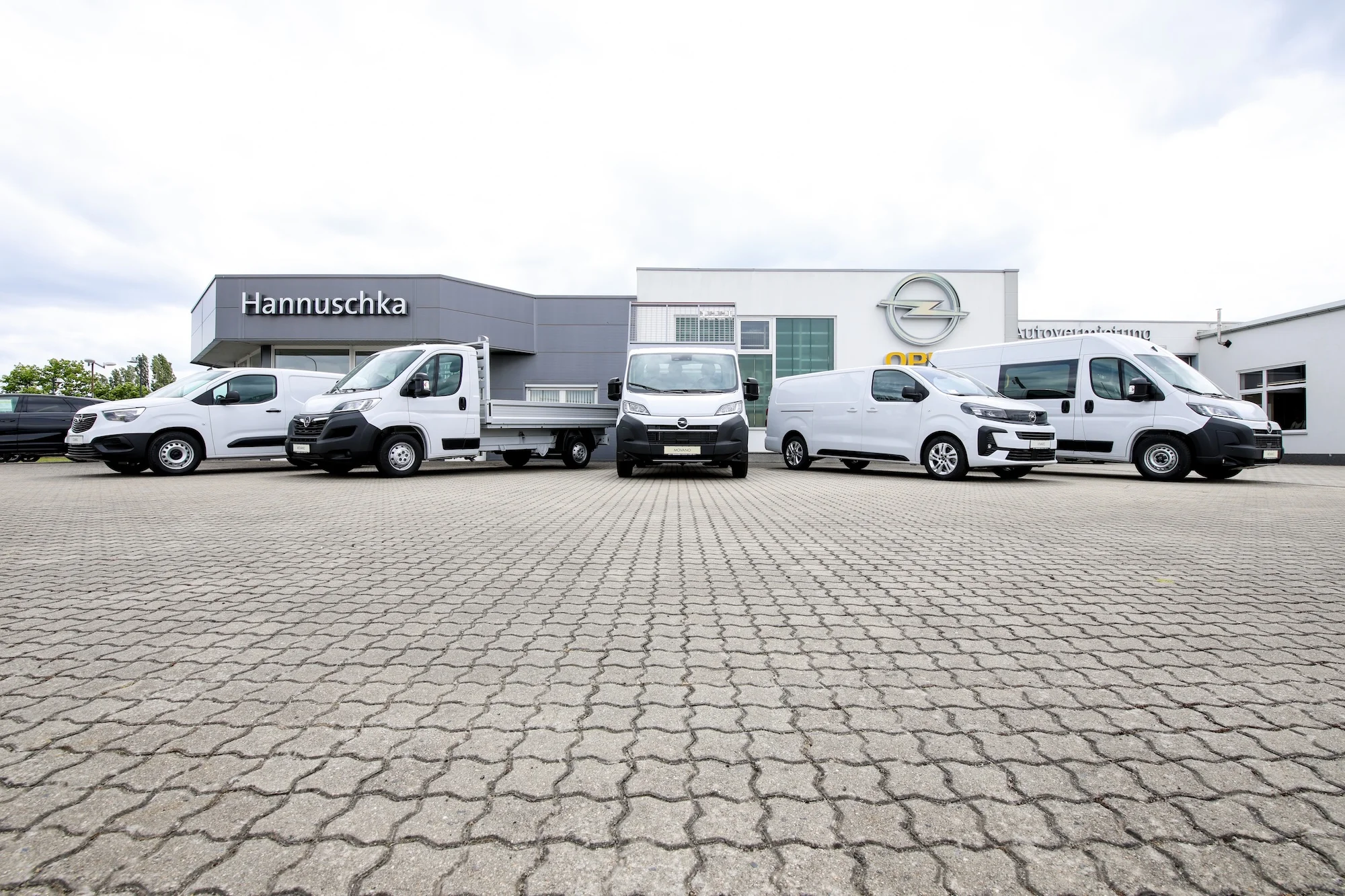 Opel Nutzfahrzeuge in einem Halbkreis aufgestellt vor dem Autohaus Hannuschka