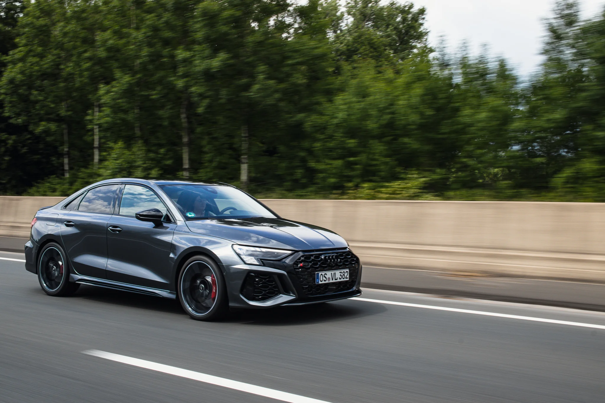Audi RS 3 in grau auf der Autobahn