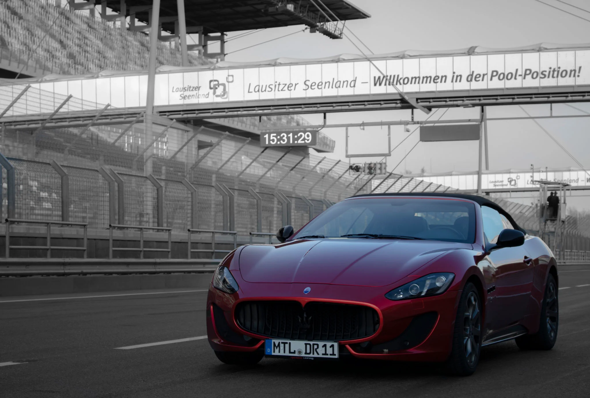 Ein Maserati in rot bei der Zieldurchfahrt auf dem Lausitzring