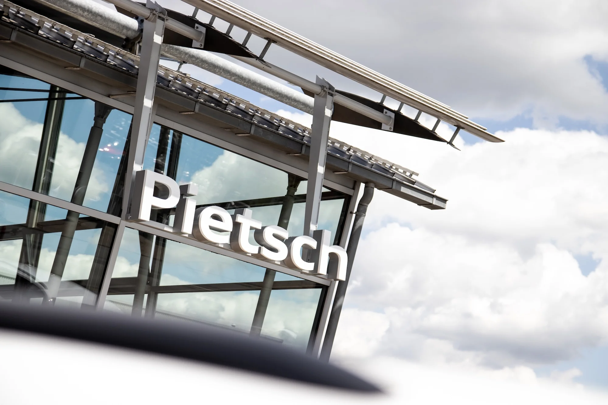 Oberer Teil des Audihangar mit Pietsch Schriftzug