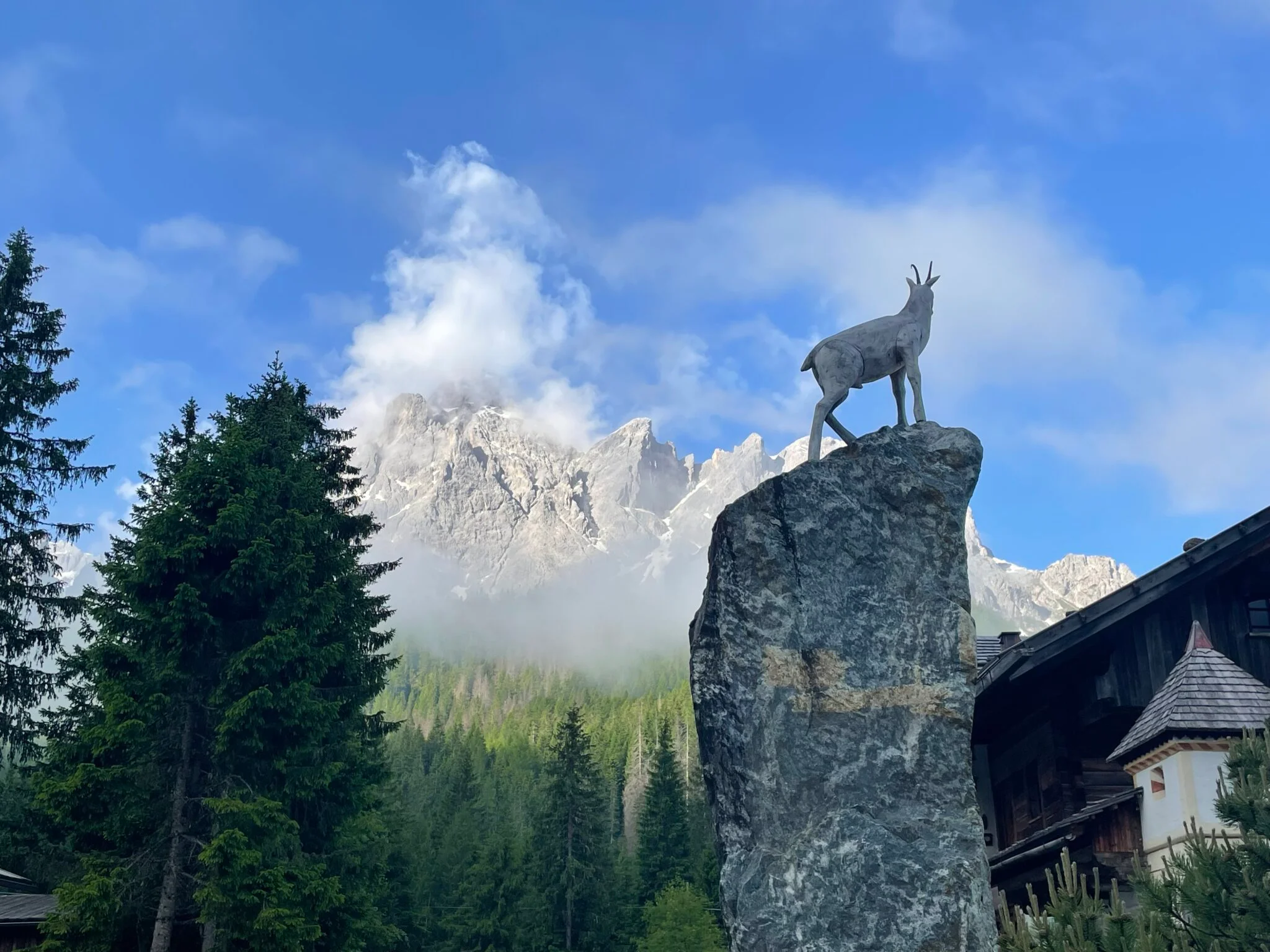 Stehle mit einem Steinbock im Hintergrund die Alpen