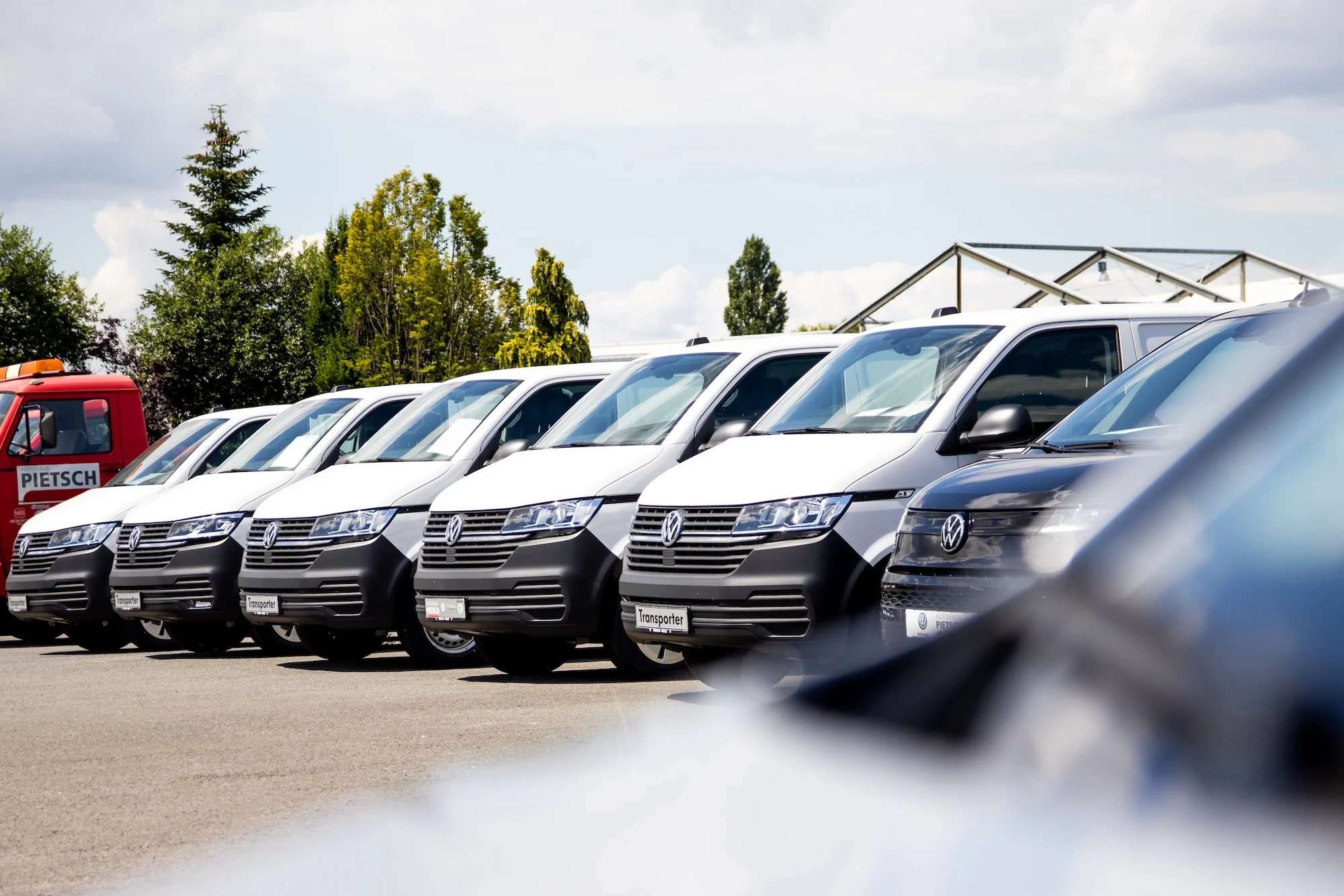 VW Transporter in einer Reihe vor dem Autohaus Pietsch