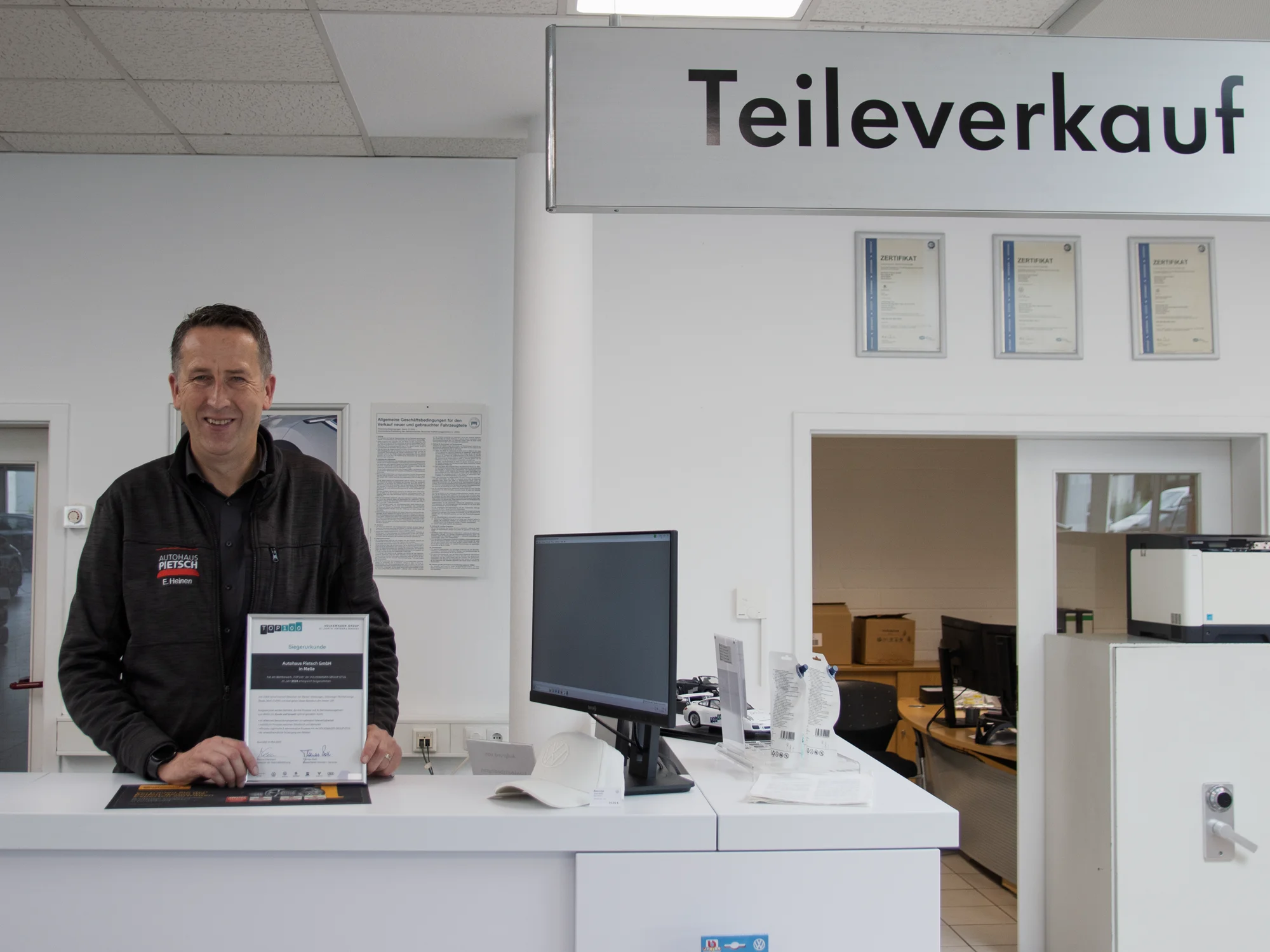 Teiledienstleiter mit Auszeichnung in der Teiledienst-Abteilung