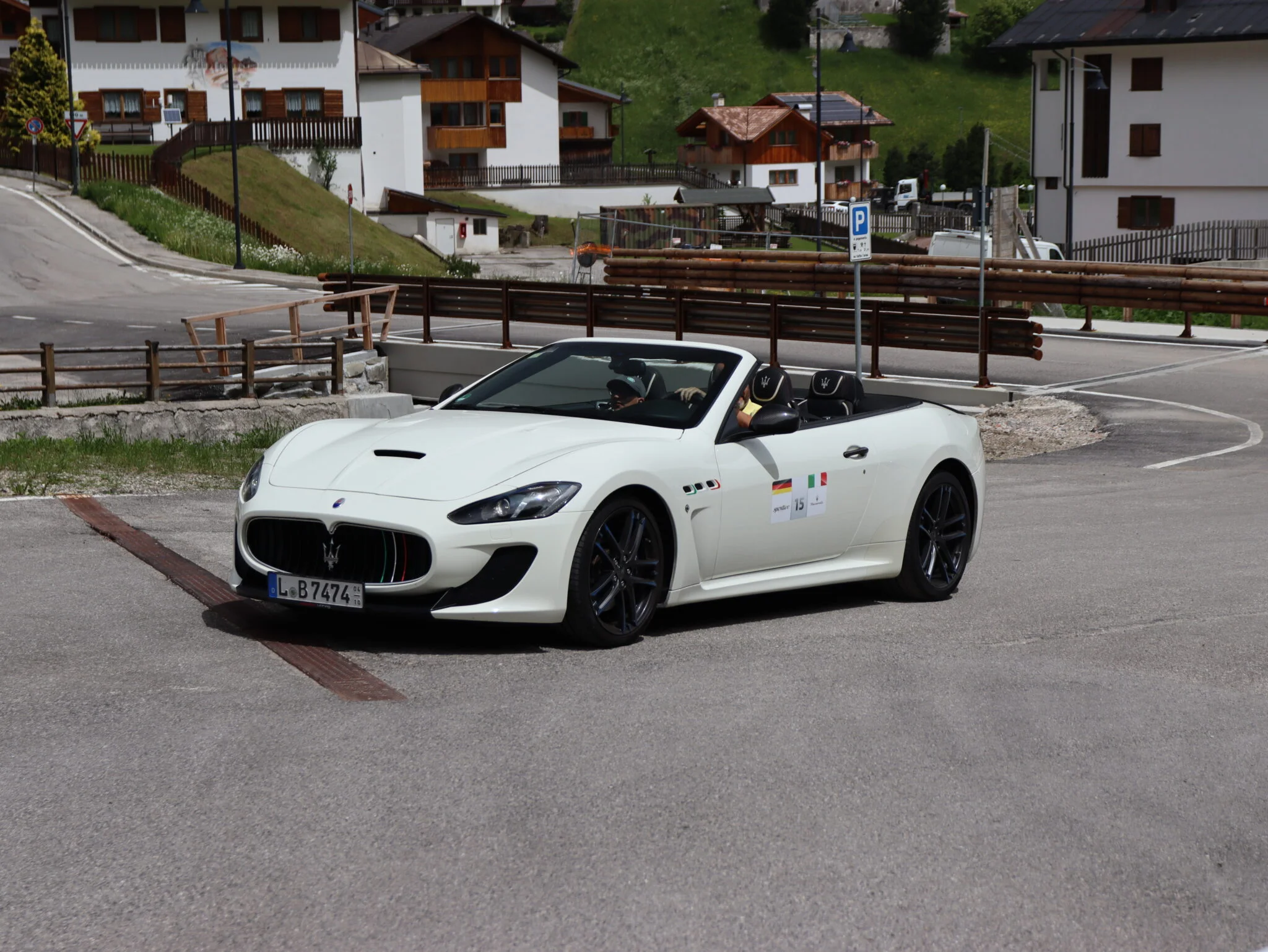 Weißer Maserati, bei einer Ortsdurchfahrt