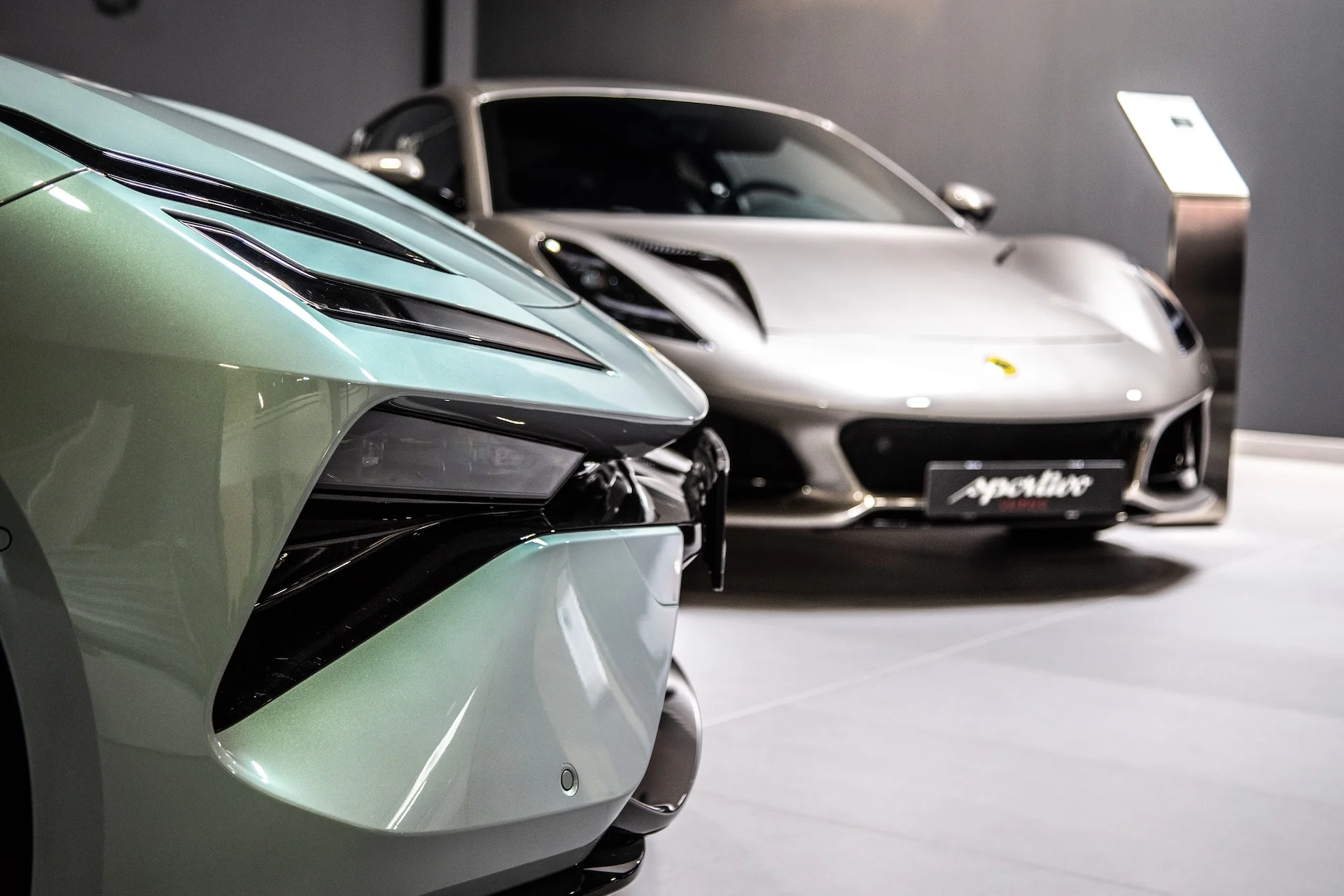 Detailansicht, Vorderwagen eines Lotus im Autohaus Sportivo