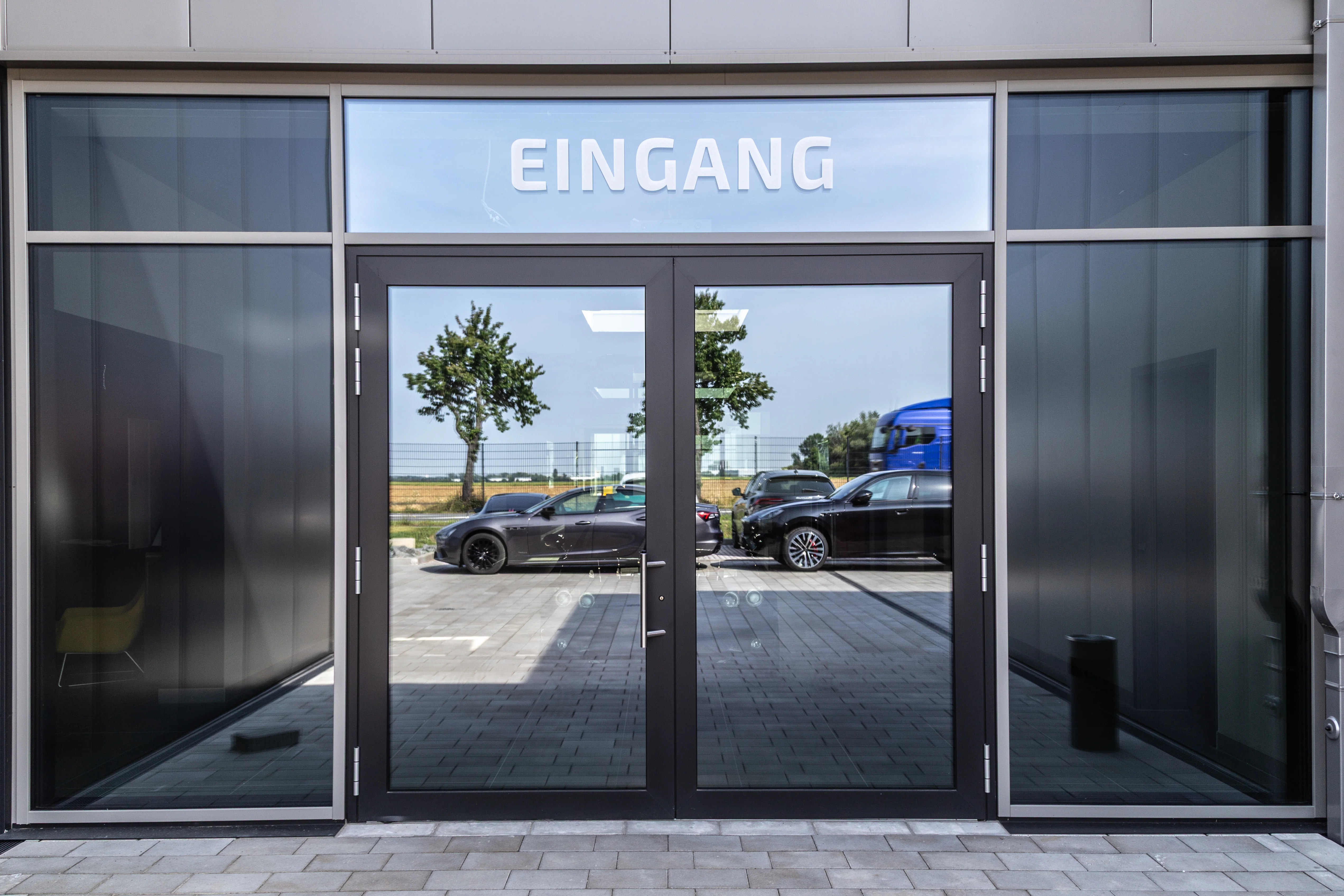 Eingangsportal des Autohaus Sportivo