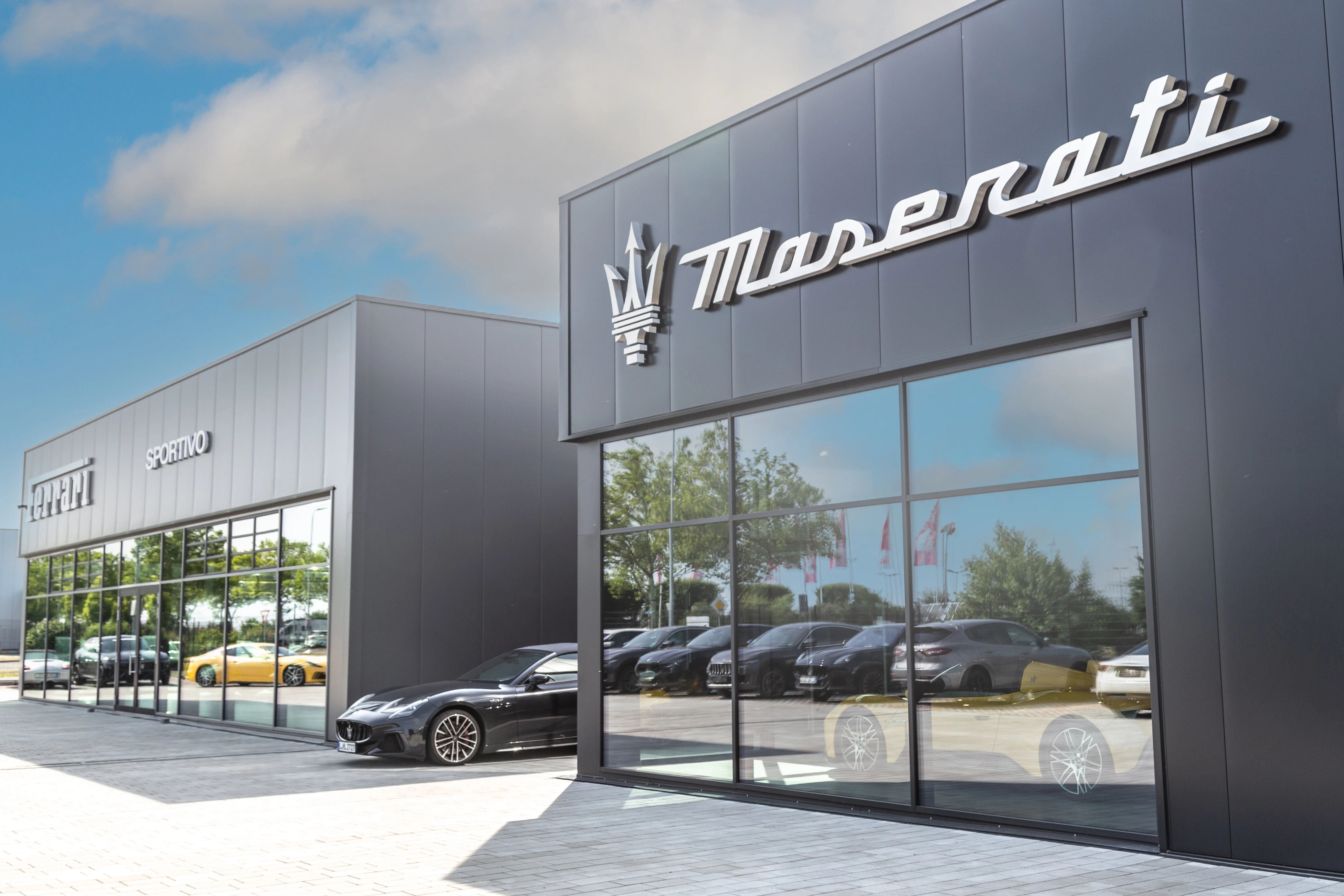 Autohaus Sportivo von schräg vorn fotografiert