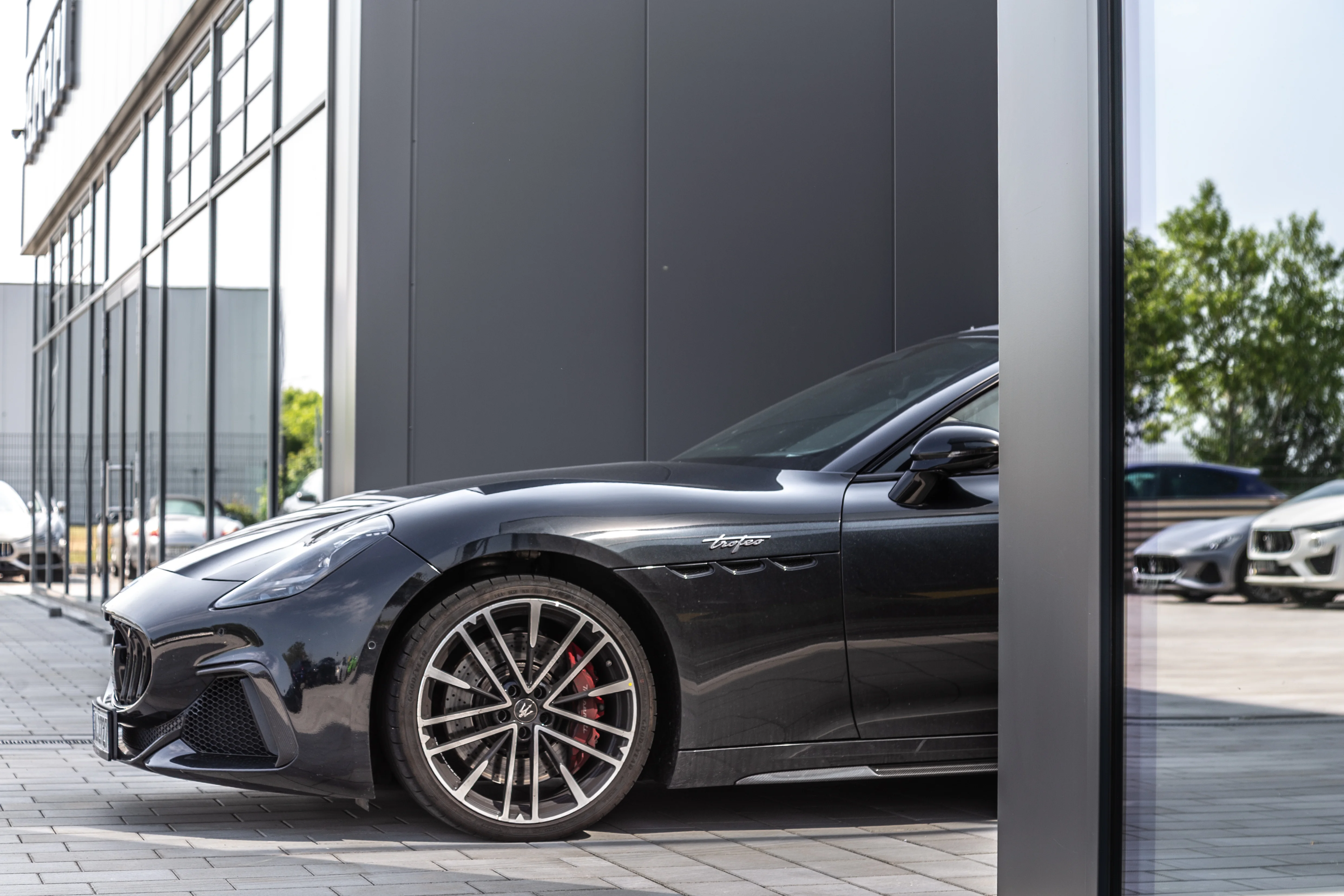 Datei Aufnahme des Vorderwagen eines schwarzen Maserati