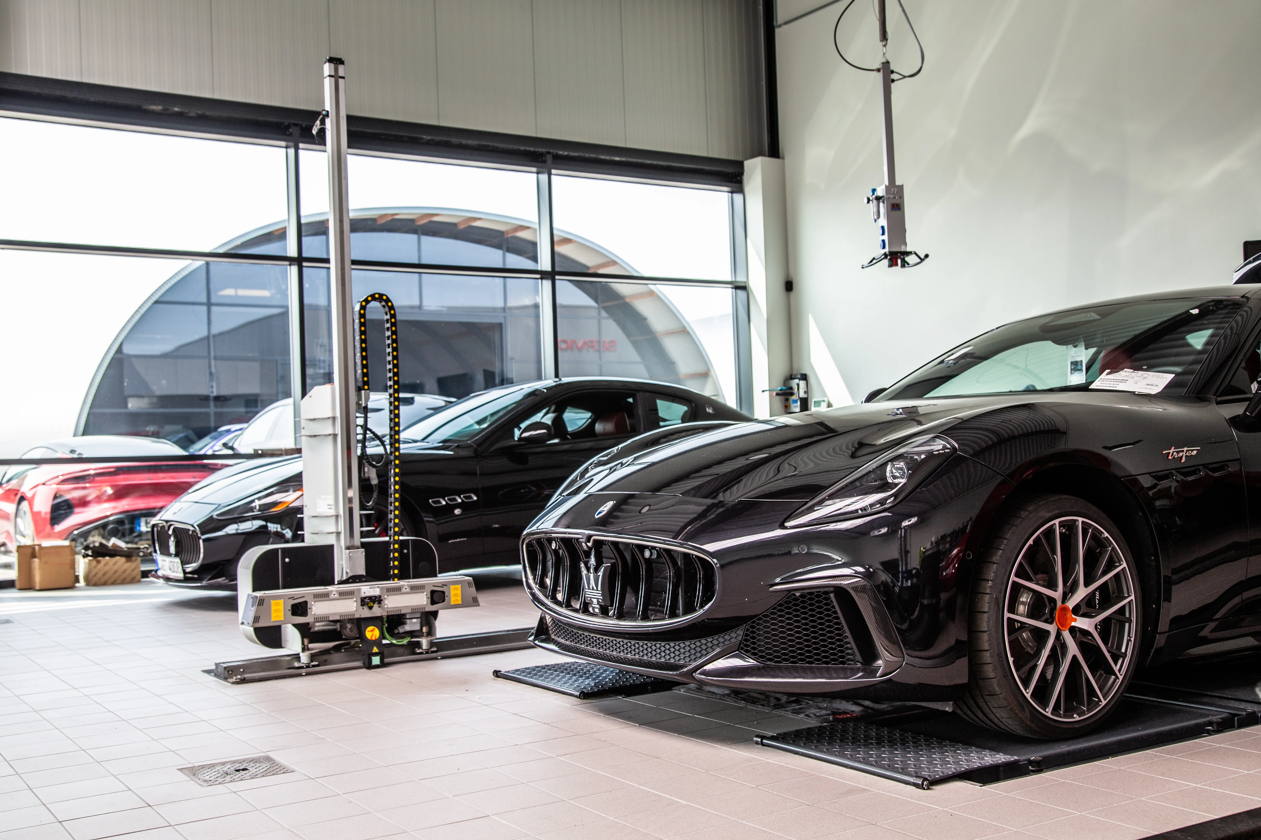 Zwei Maserati in schwarz im Autohaus Sportivo in der Werkstatt