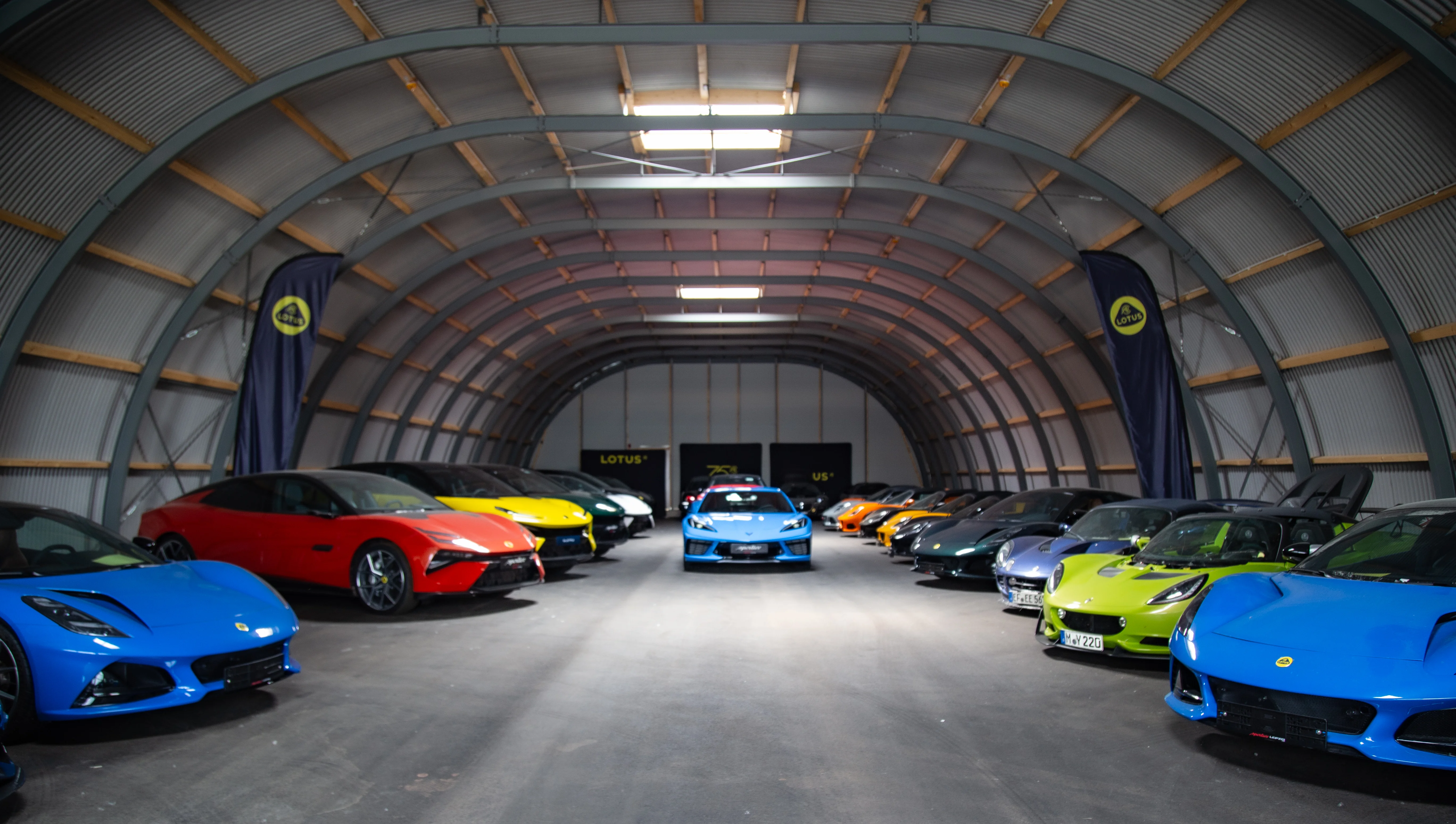 Ausstellungshalle Lotus im Autohaus Sportivo