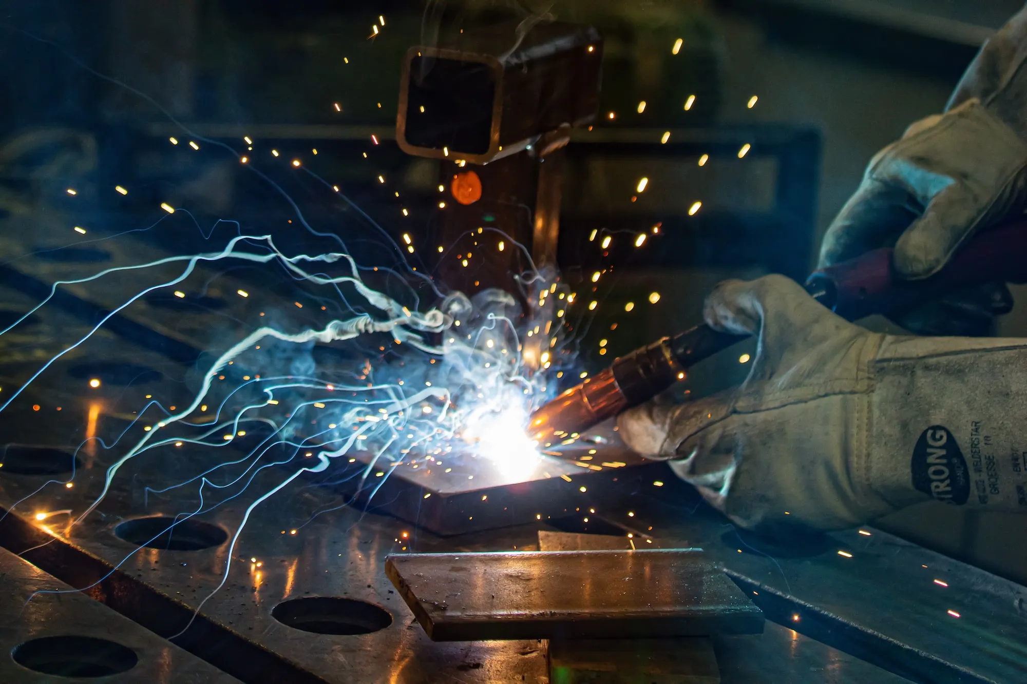 Schweißen auf einem Arbeitstisch
