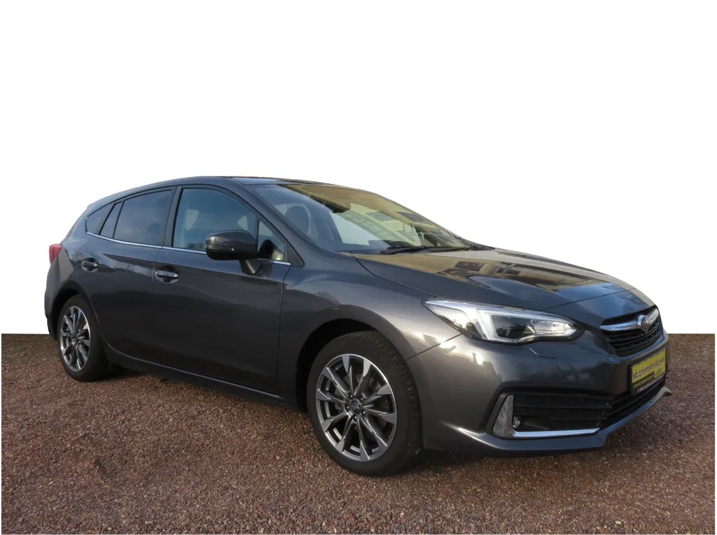 Subaru Impreza in grau von vorn rechts aufgenommen stehend