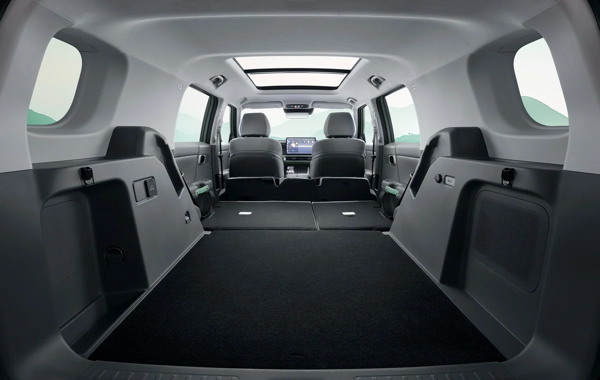 baic bj30 in grau Innenraum von hinten fotografiert bei um gelegter Rücksitzbank