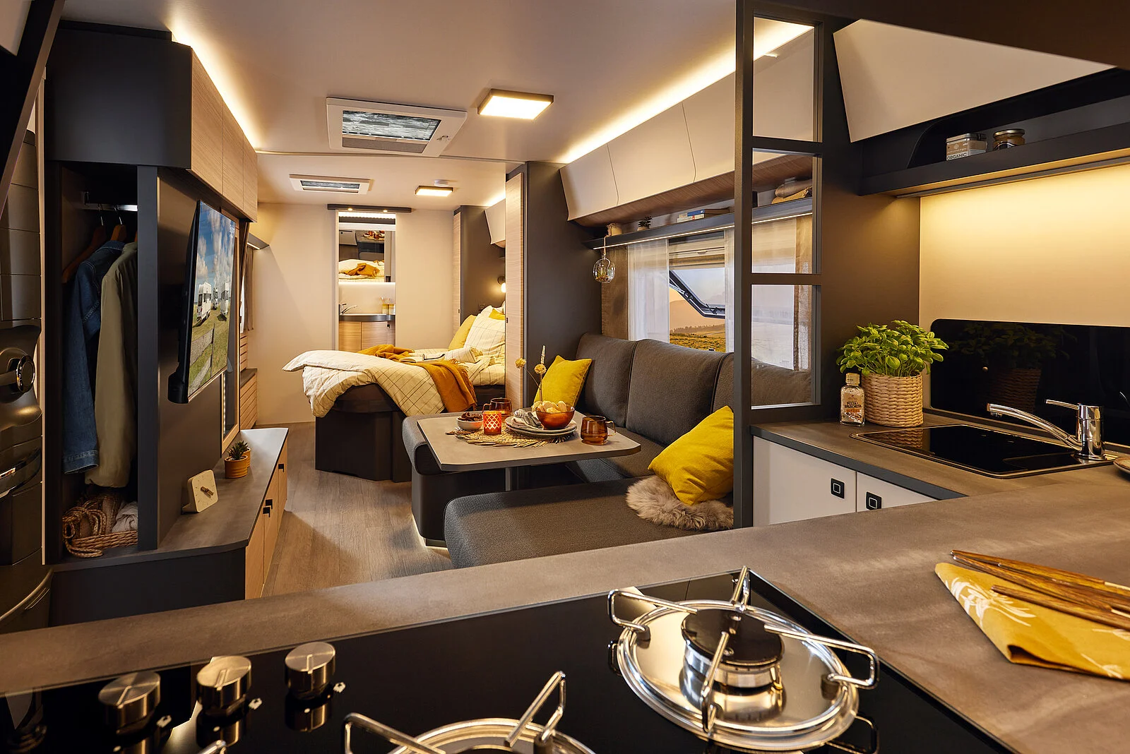 Stimmungsvoll beleuchteter Wohnraum eines Hobby Maxia Wohnwagens