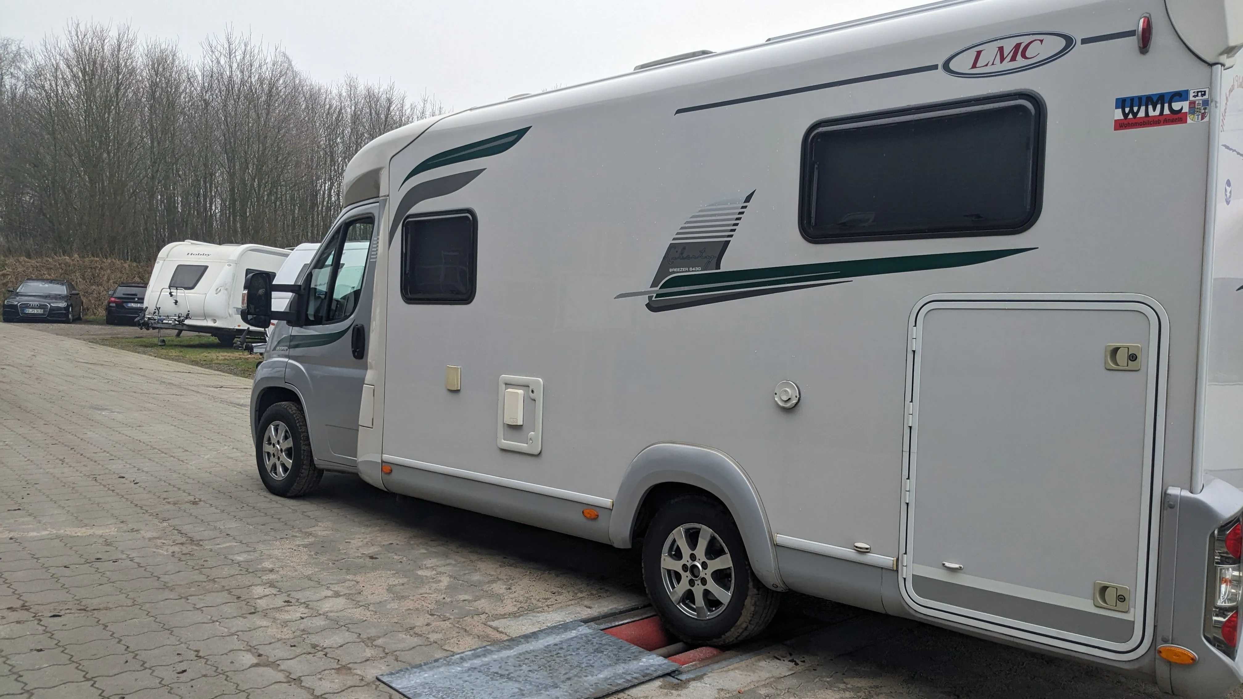 Wohnmobil auf einem Bremsenprüfstand