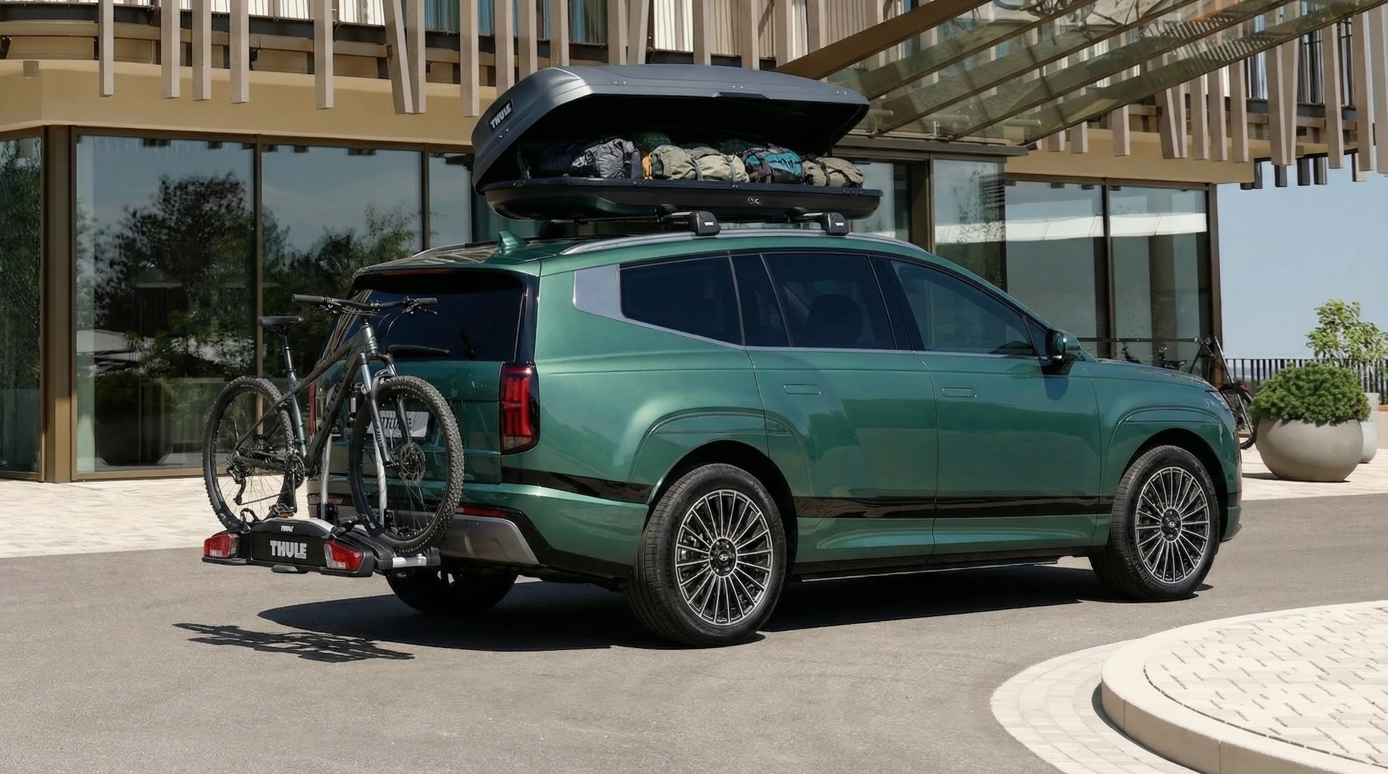 Hyundai Ionq 9 mit Dachbox und Fahrradträger by Autohaus Digital.