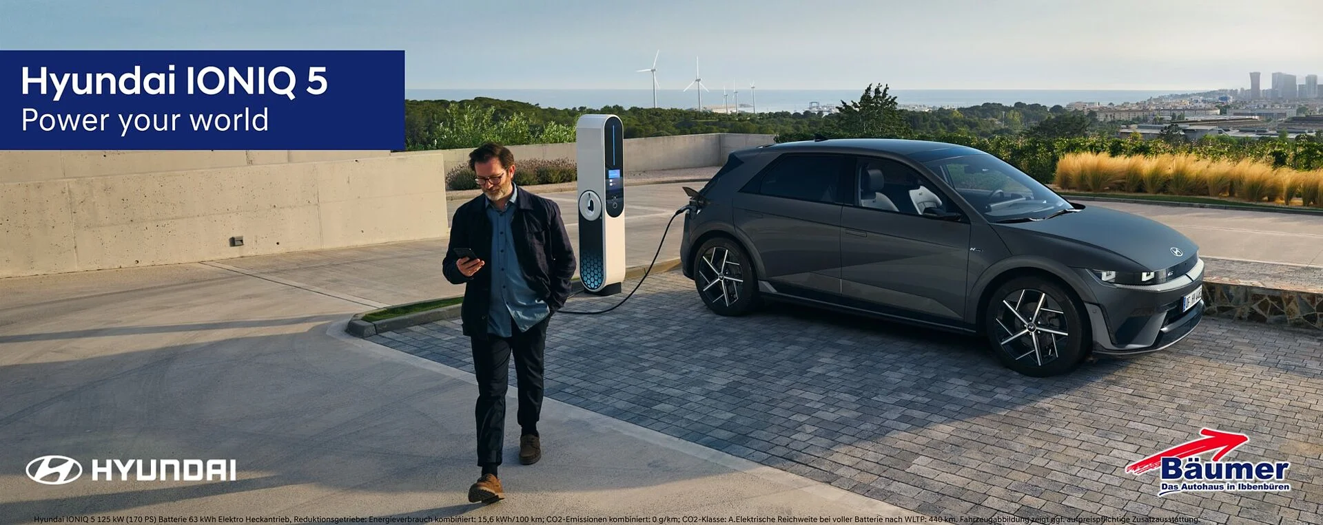Hyundai-Ionip 5, auf einem Parkplatz an einer Ladestation, ein Mann bewegt sich vom Auto weg