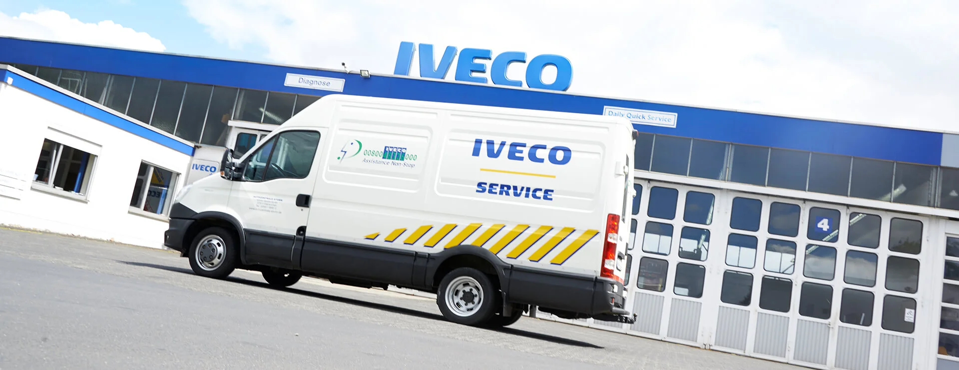 Iveco Service Fahrzeug vor der Autozentrale Sturm
