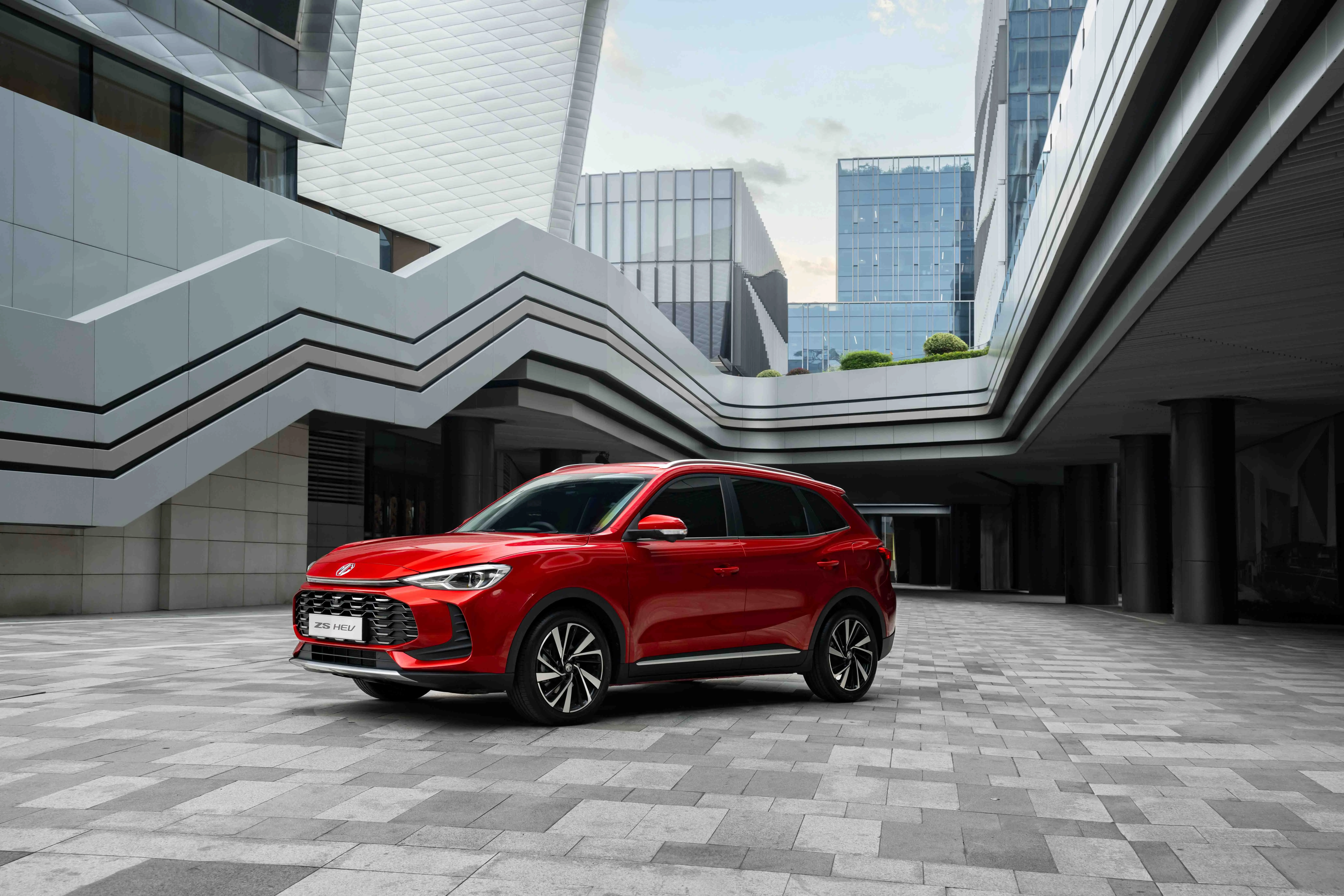 MG ZS Hybrid+ in rot von vorne links