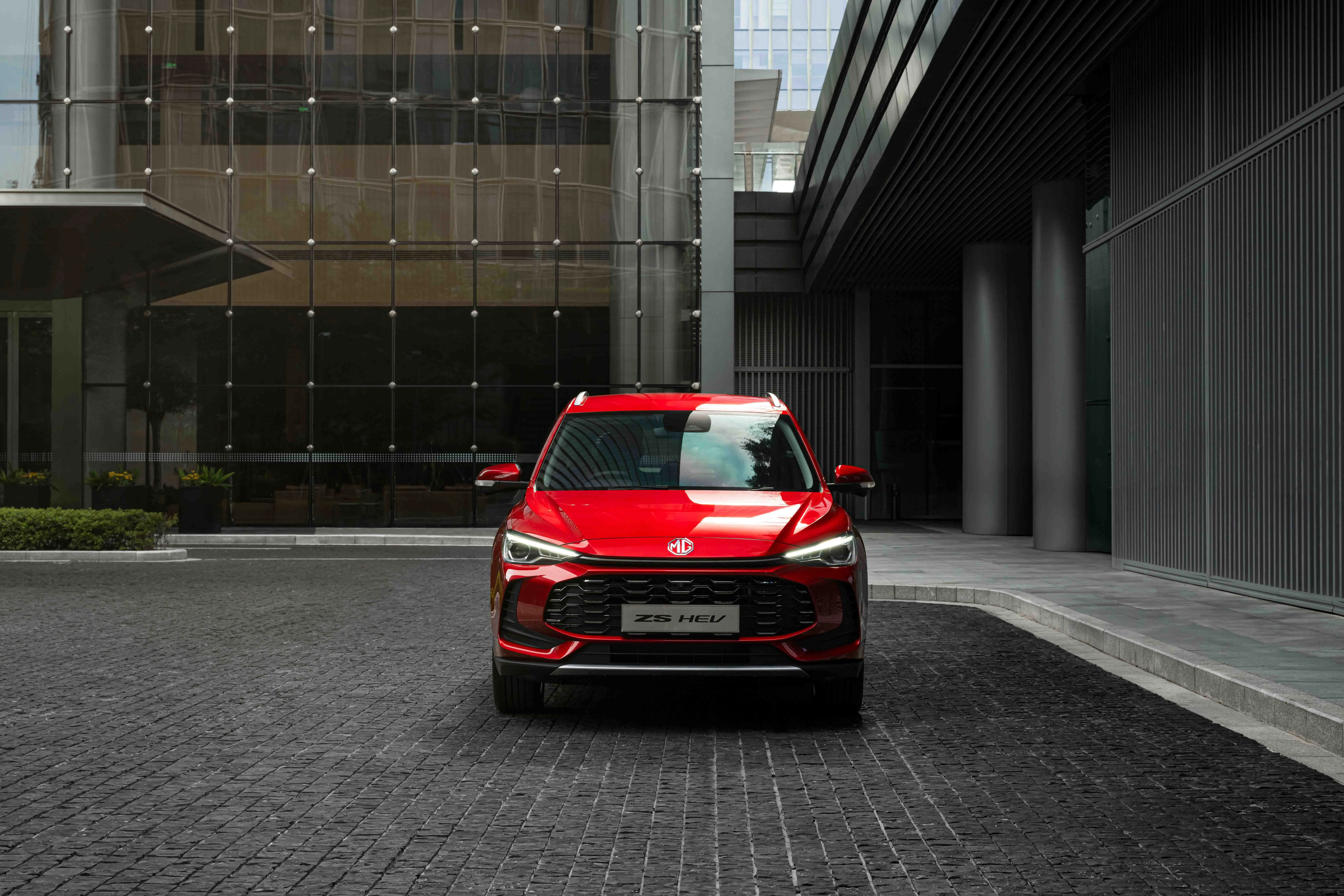 MG ZS Hybrid+ in rot Frontansicht