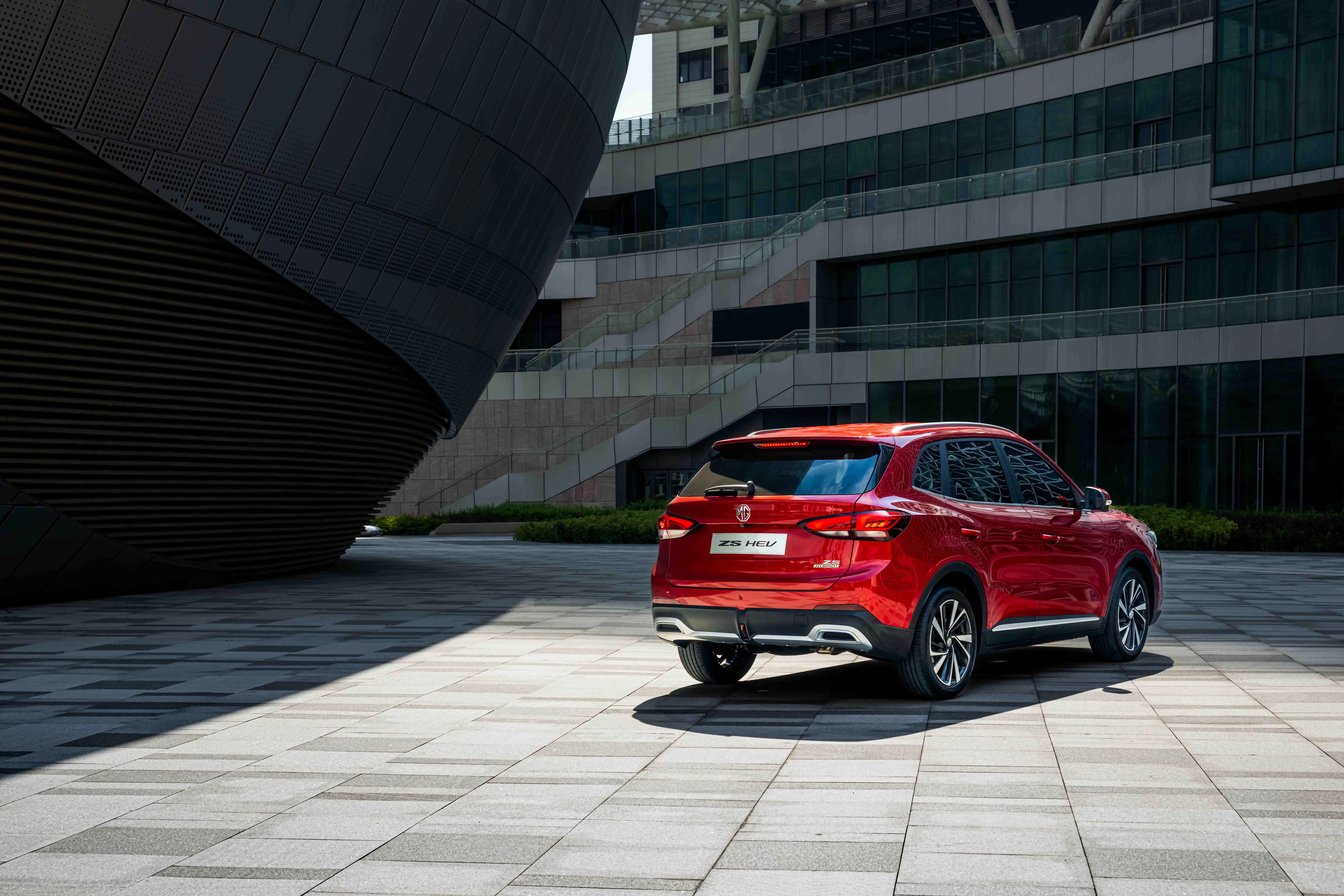 MG ZS Hybrid+ in rot von hinten rechts