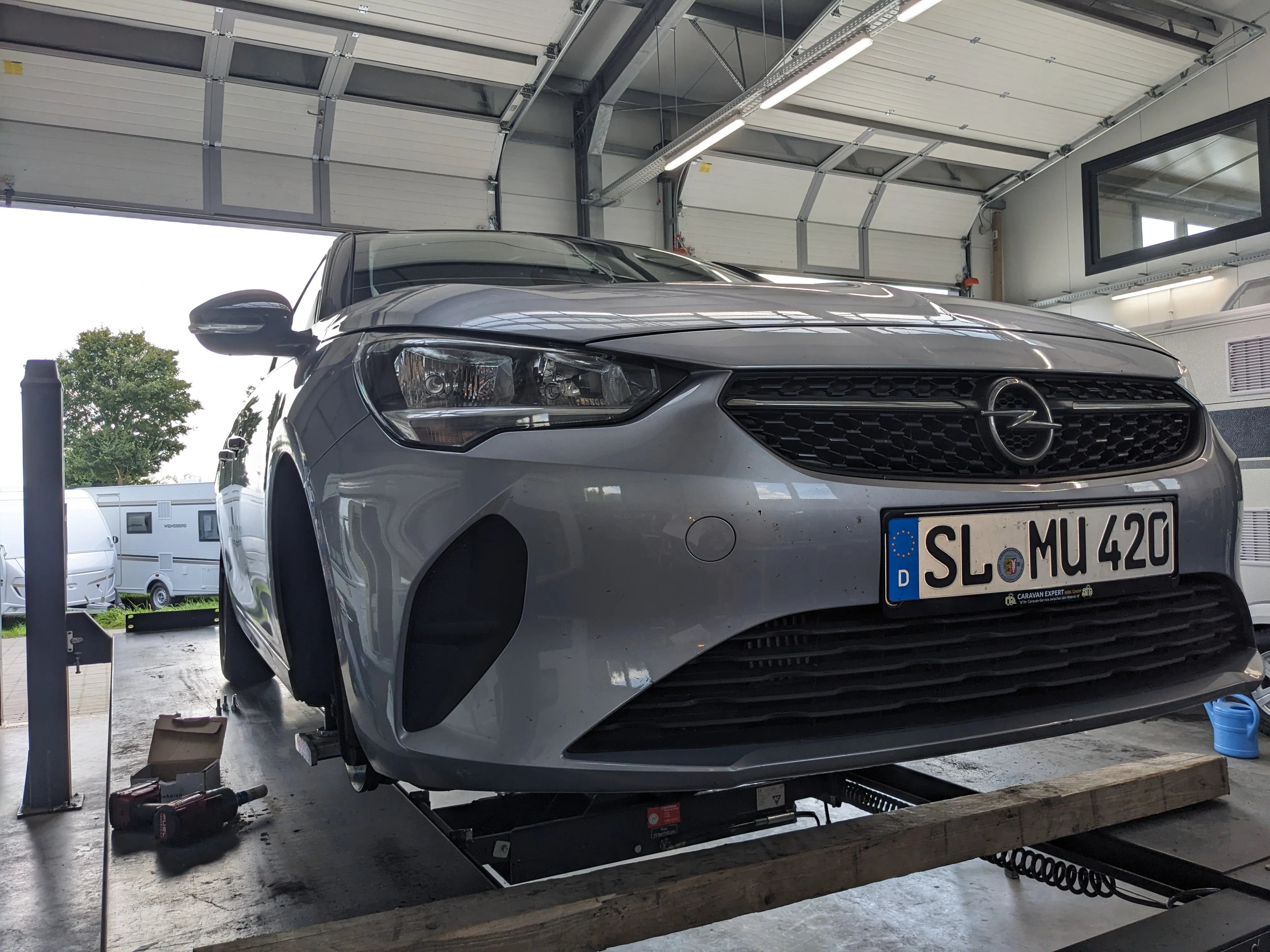 Auto bei der Inspektion auf einer Hebebühne
